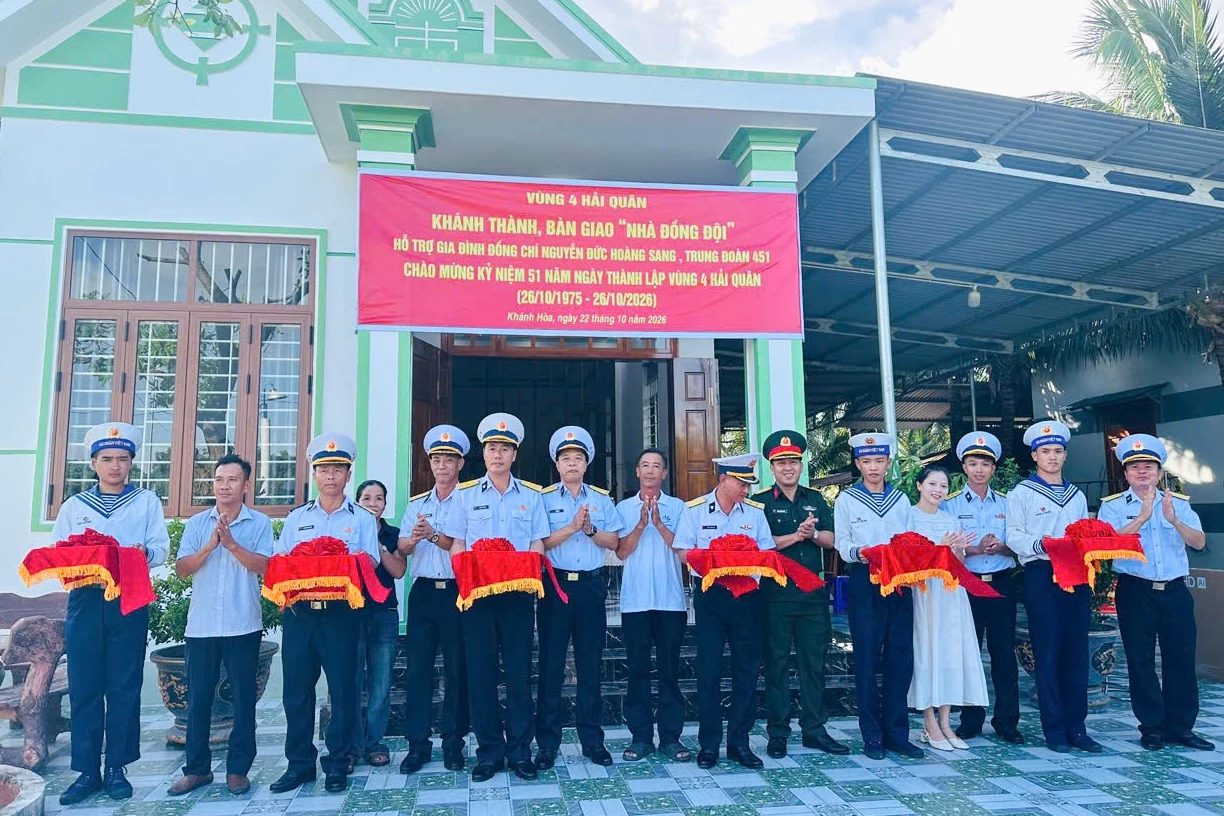 Các đại biểu cắt băng khánh thành công trình Nhà đồng đội.