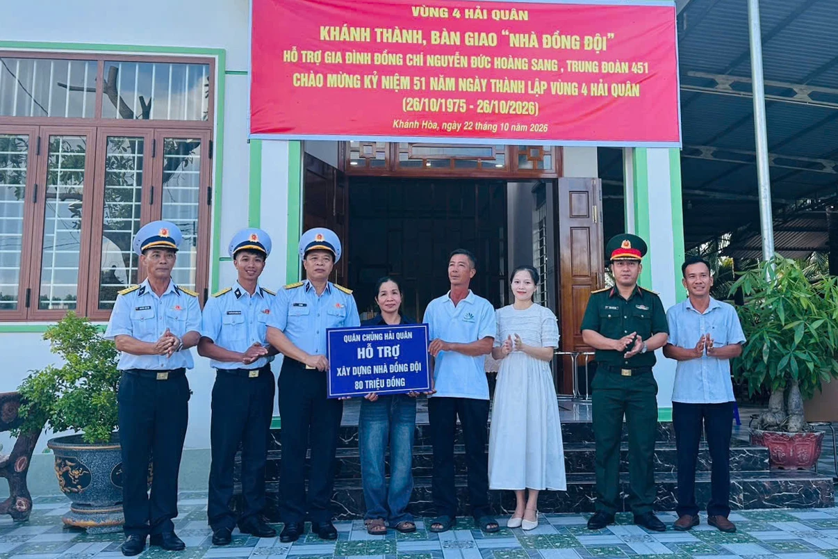 Bộ Tư lệnh Vùng 4 Hải quân trao bảng tượng trưng kinh phí hỗ trợ cho gia đình quân nhân.