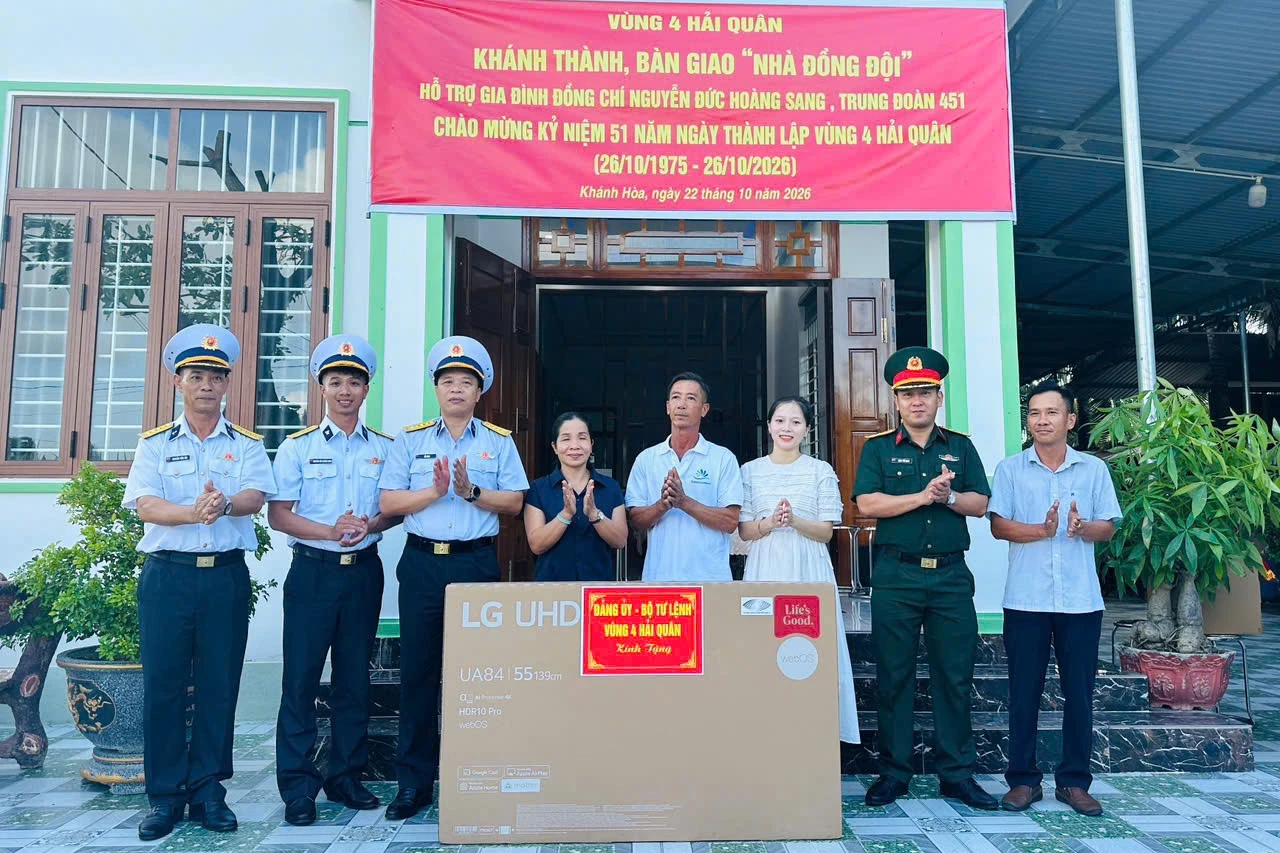 Tặng phần quà phục vụ đời sống gia đình.