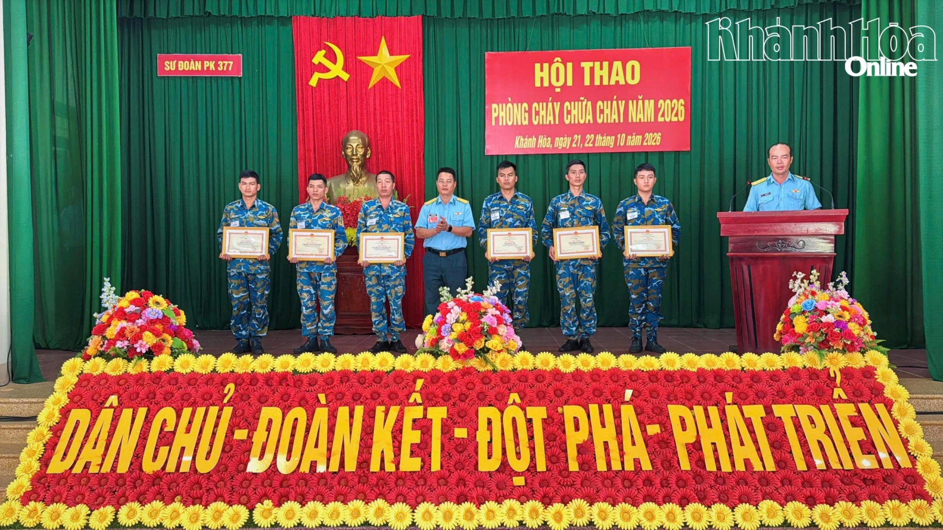 Ban tổ chức trao thưởng cho các đội có thành tích xuất sắc trong hội thao.