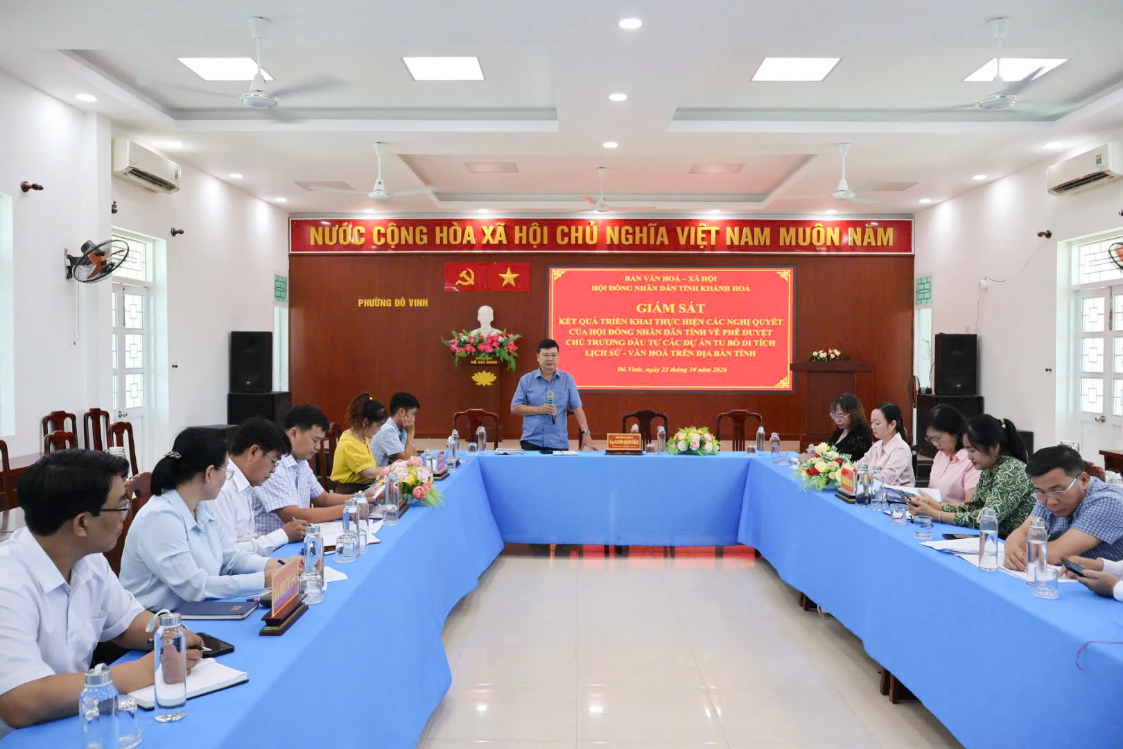 Đoàn giám sát làm việc tại phường Đô Vinh.