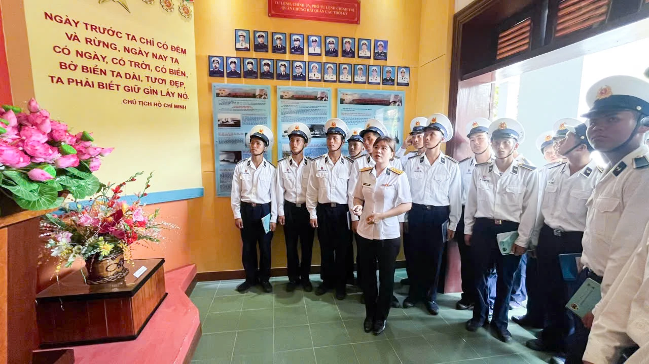 Các học viên học tập tại Nhà Truyền thống Vùng 4 Hải quân.