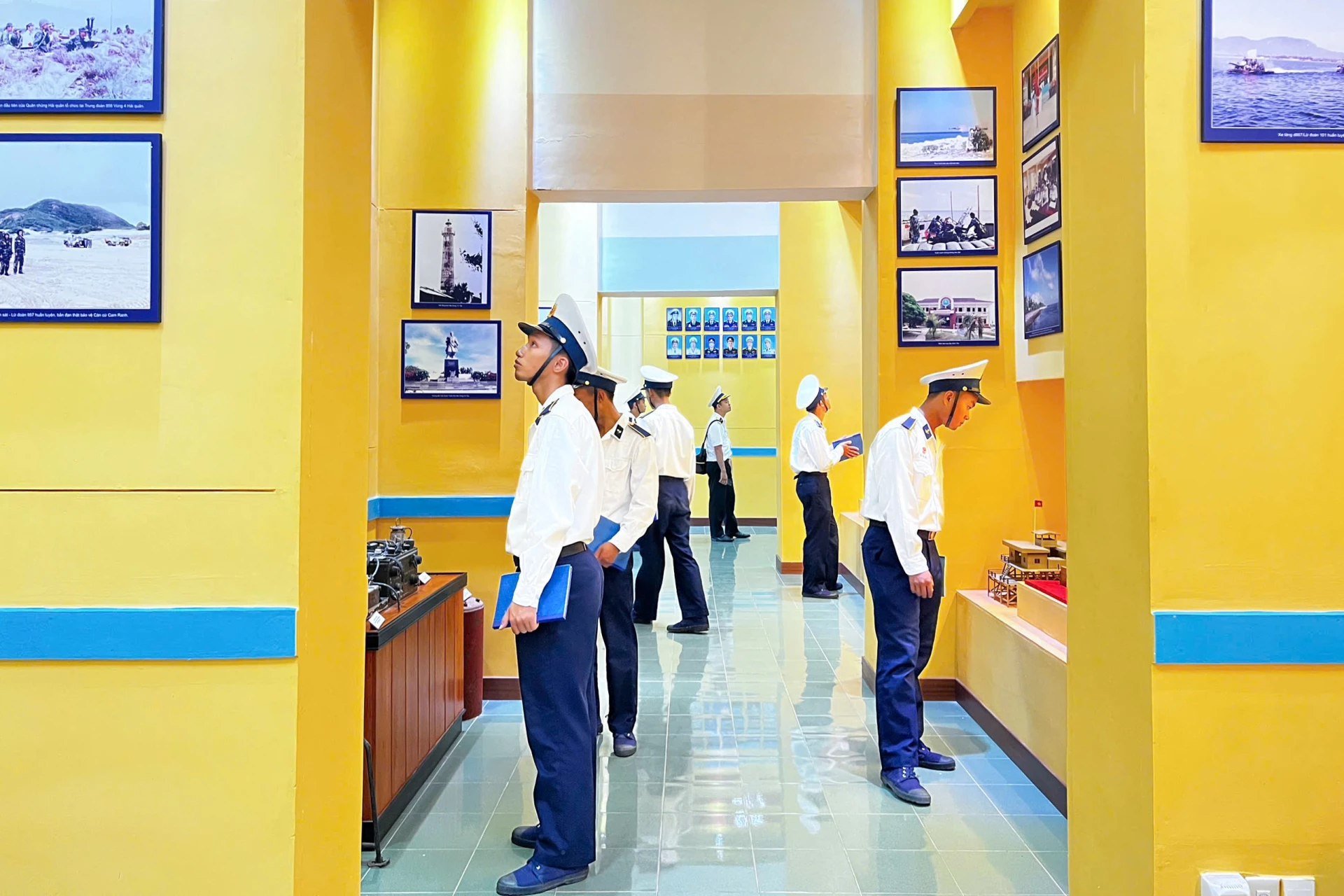 Học viên học tập, xem các tư liệu, hiện vật lịch sử.