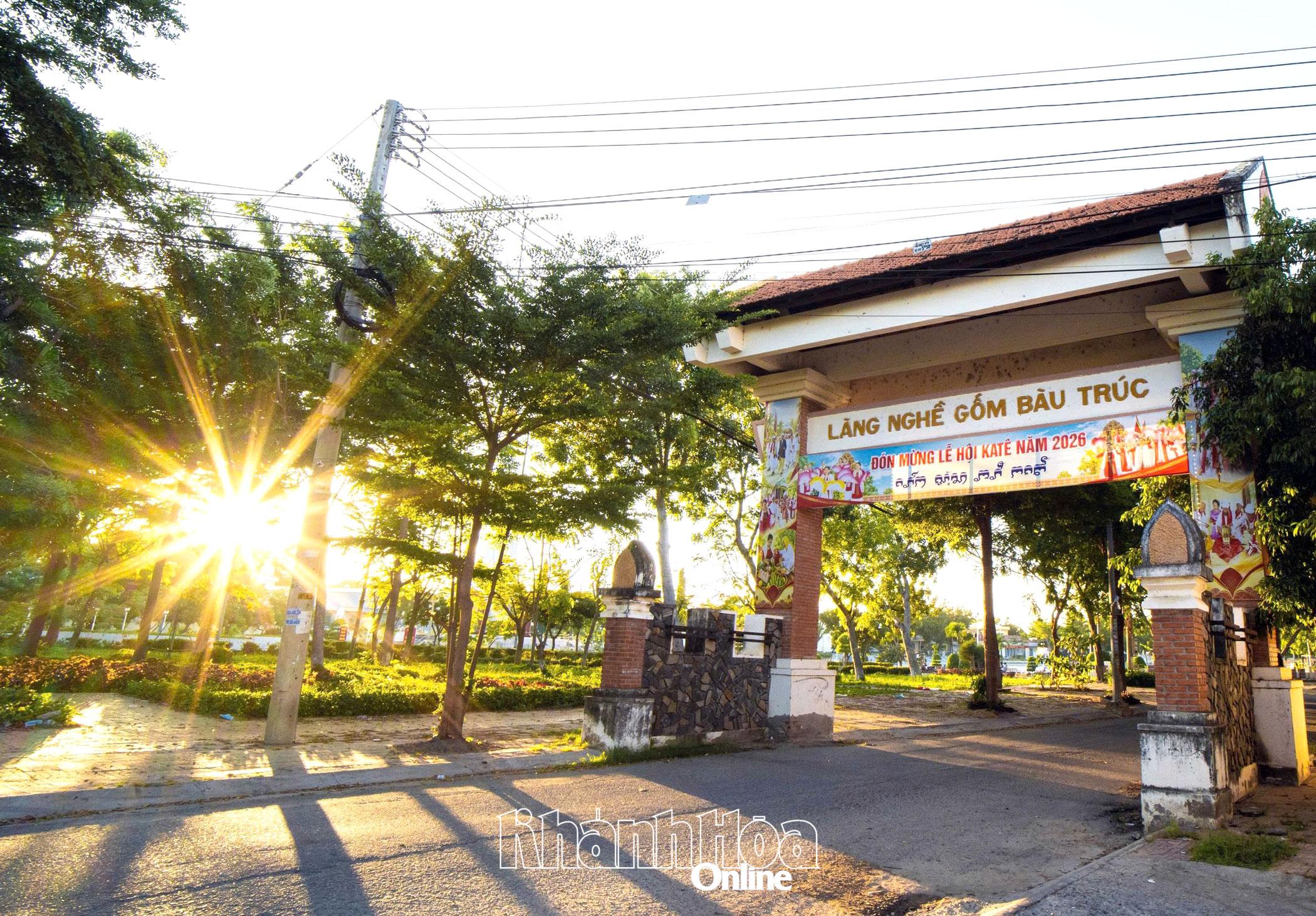 Cổng vào làng gốm Bàu Trúc, nơi lưu giữ nghề làm gốm truyền thống của đồng bào Chăm.