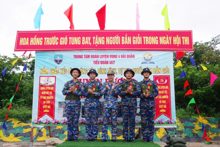 Trung tâm Huấn luyện Vùng 4 Hải quân kiểm tra bắn đạn thật cho học viên sĩ quan hải quân