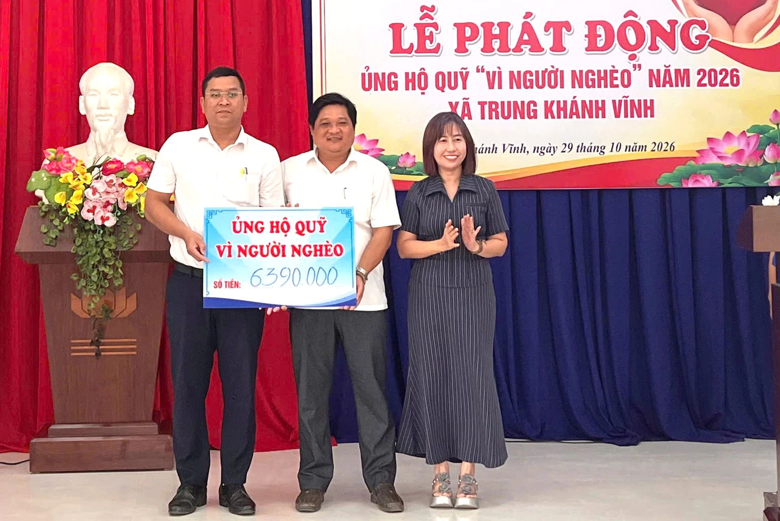 Trao tiền vận động, ủng hộ cho lãnh đạo Ủy ban MTTQ Việt Nam xã.