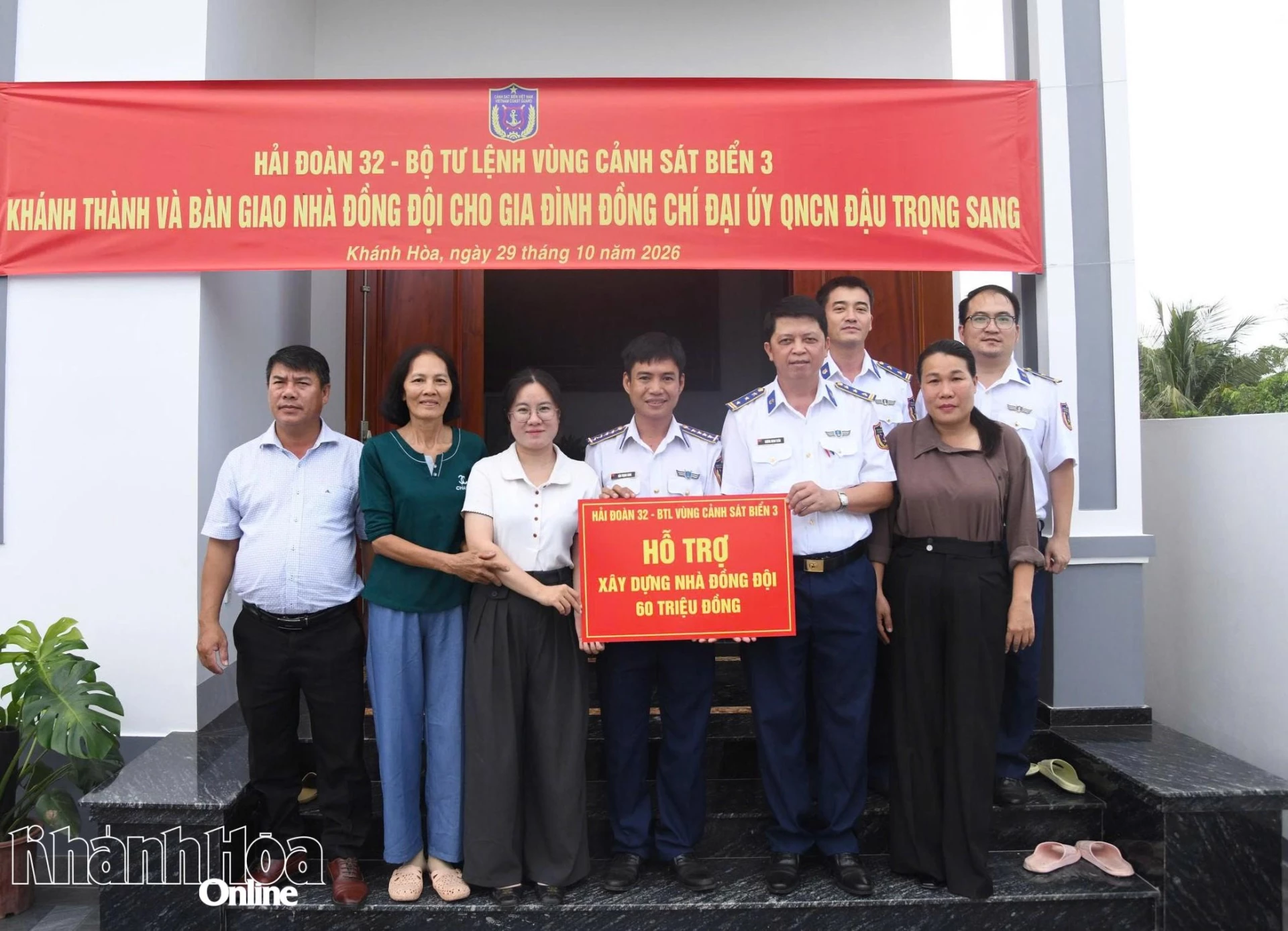 Lãnh đạo Hải đoàn 32 trao bảng tượng trưng số tiền hỗ trợ xây dựng nhà cho gia đình.