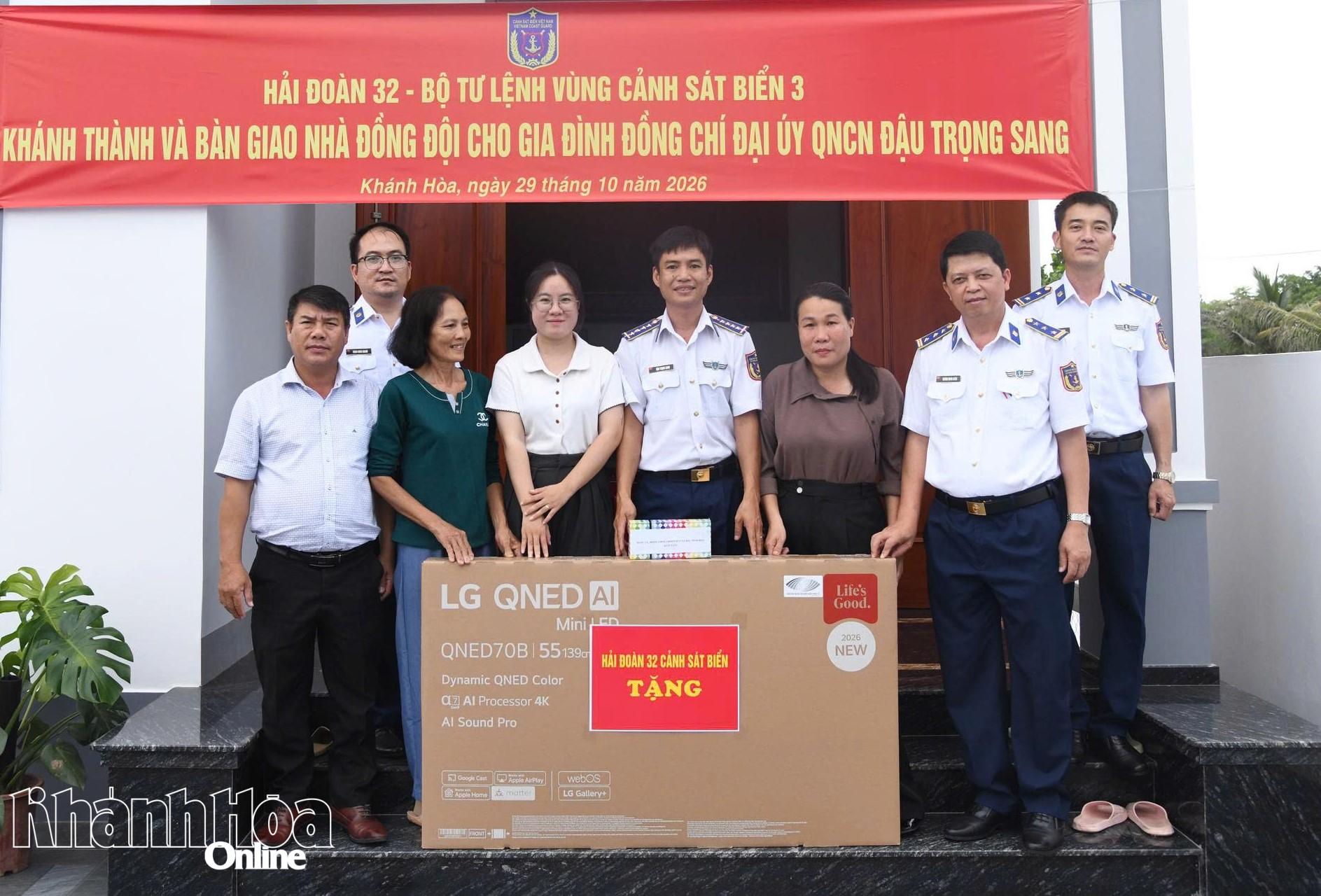 Đại diện đơn vị, địa phương trao tặng quà cho gia đình.