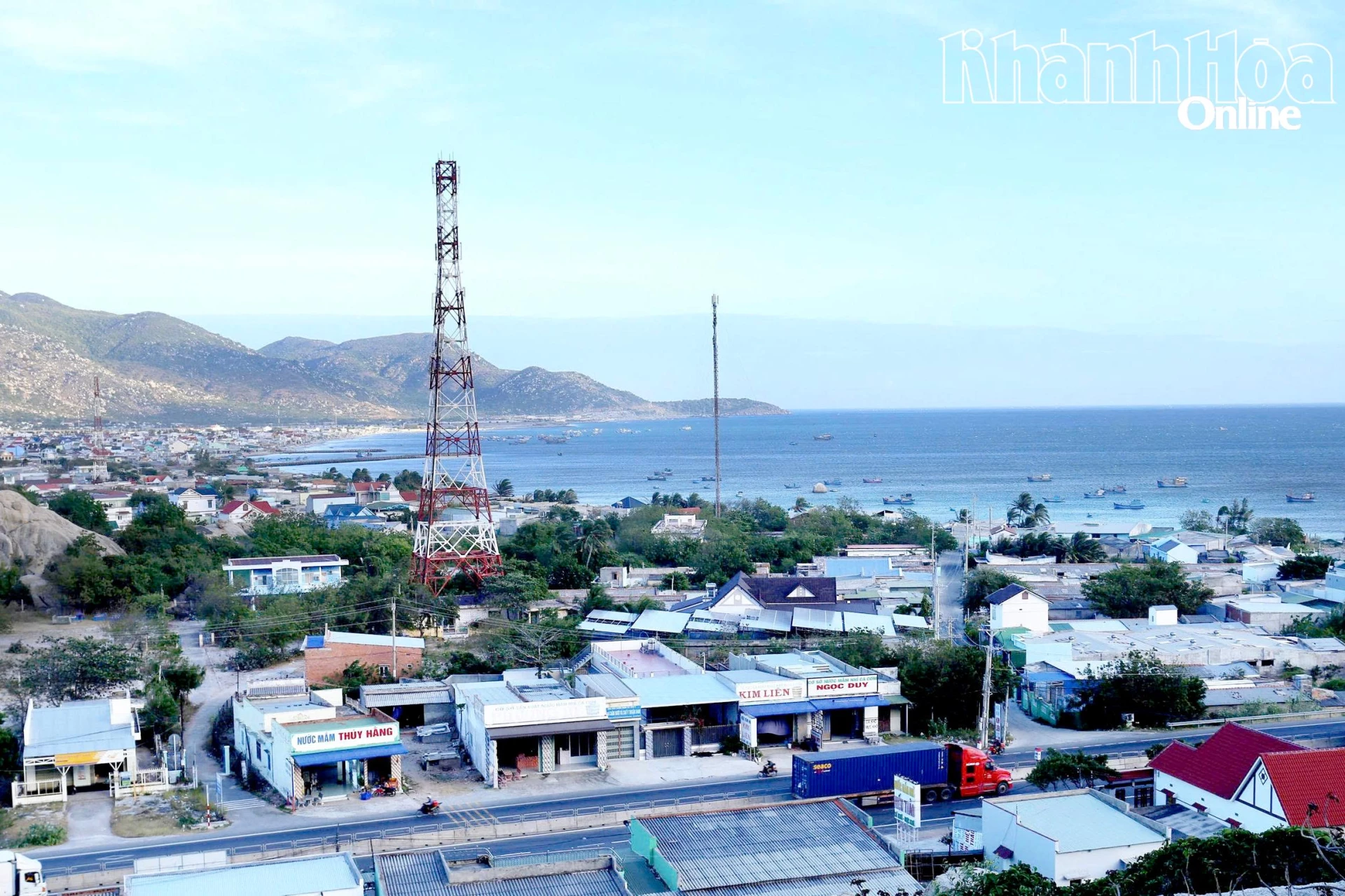 Những mái nhà ven biển và nghề làm nước mắm truyền thống tạo nên nét riêng mộc mạc của vùng biển Cà Ná. Ảnh: VĂN MIÊN