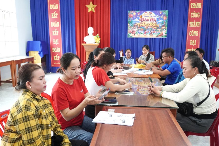 Thôn 4 phối hợp cùng Viettel khu vực Vạn Ninh hướng dẫn cài đặt chữ ký số cho người dân