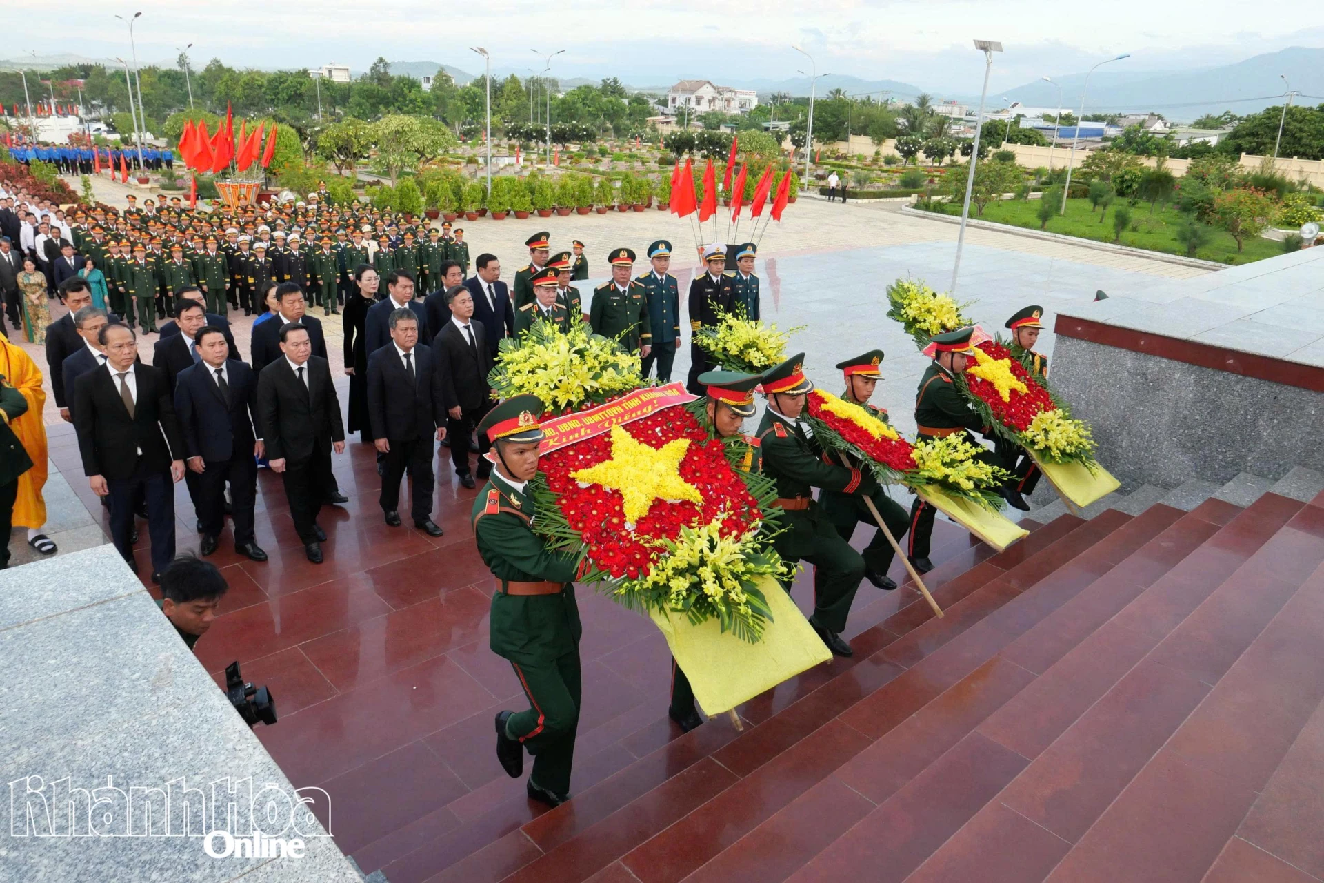 Đôi tiêu binh tiến hành di chuyển  hài cốt liệt sĩ đến vị trí các ô mộ để an táng