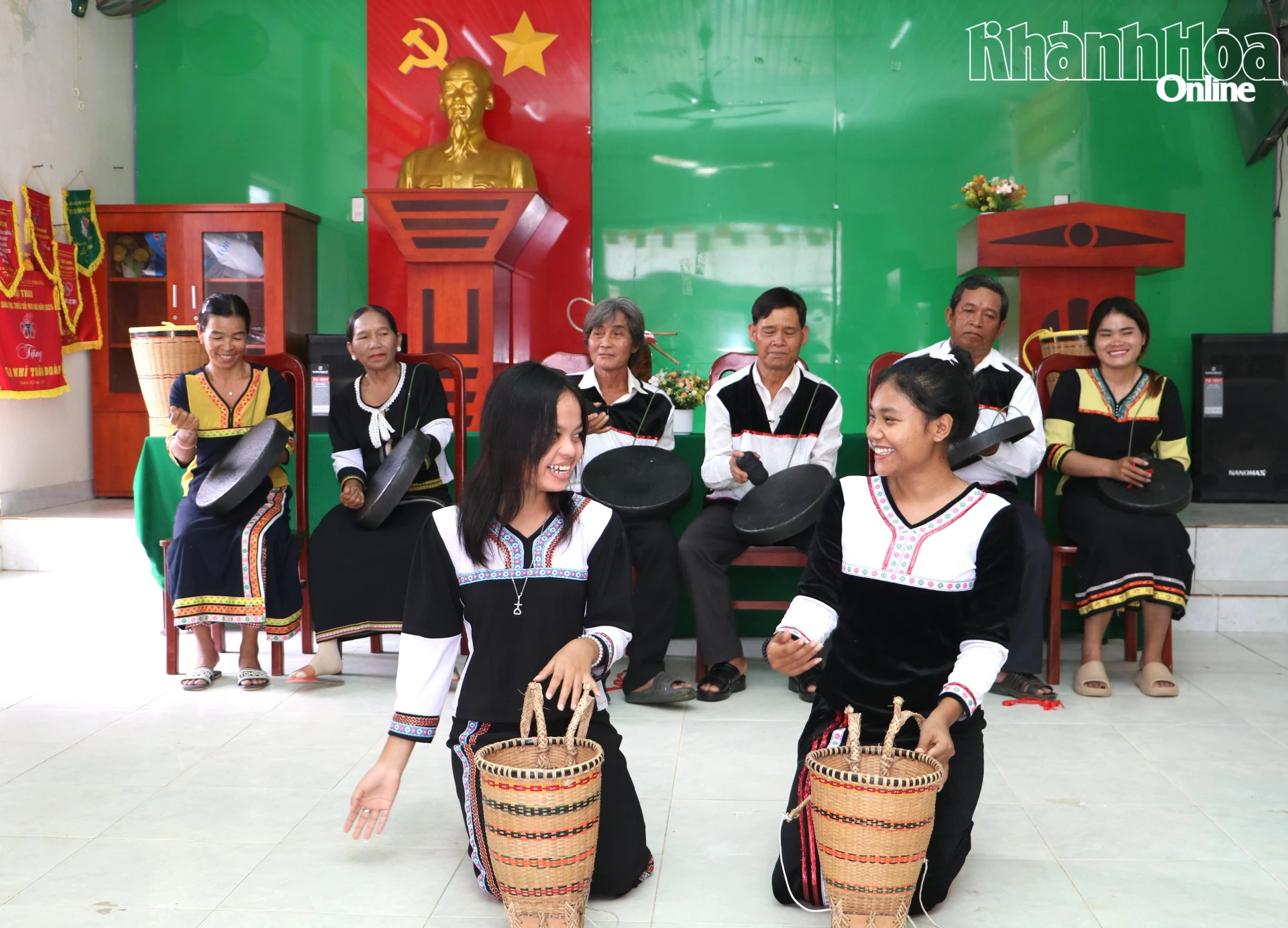 Một buổi tập luyện của Câu lạc bộ Sinh hoạt văn hóa dân gian dân tộc Raglai thôn Sông Búng.