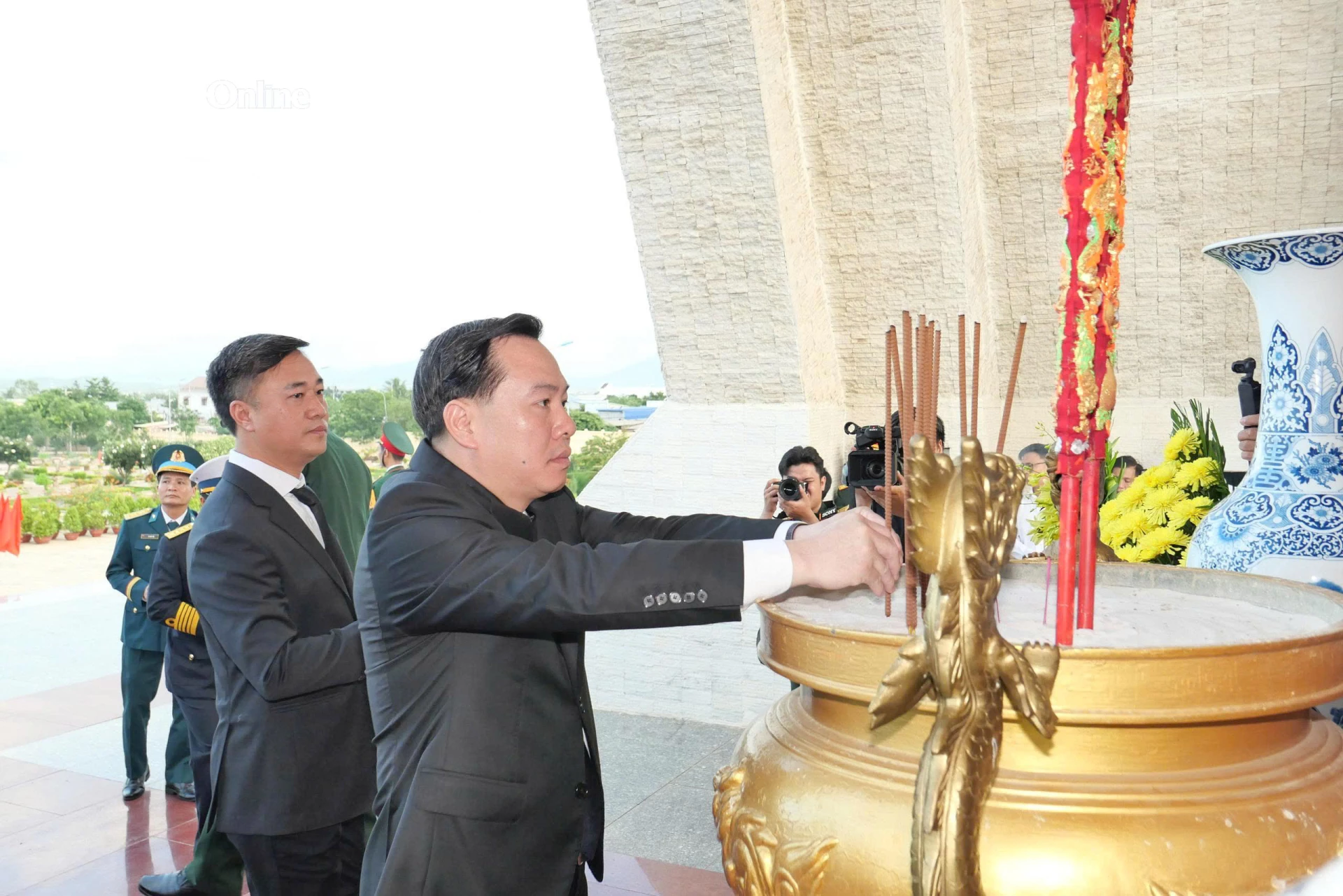 Đồng chí Hồ Xuân Trường thành kính dâng hương tưởng nhớ anh linh các anh hùng liệt sĩ.