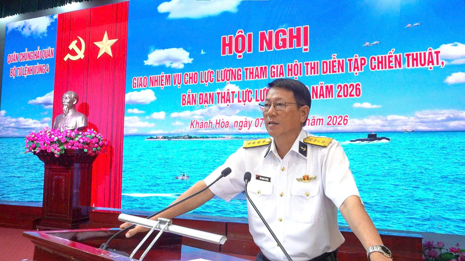 Đại tá Bùi Quang Thuyên, Phó Tư lệnh Vùng 4 Hải quân giao nhiệm vụ cho các lực lượng tham gia hội thi.