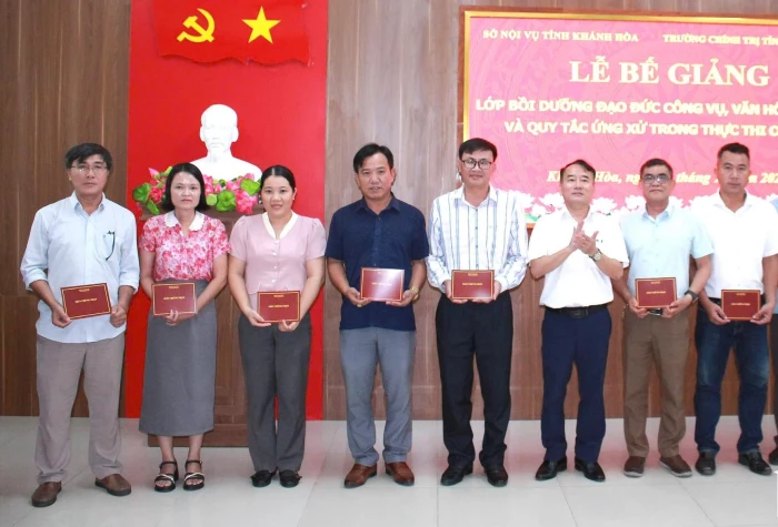 Bế giảng lớp bồi dưỡng đạo đức công vụ, văn hóa công sở và quy tắc ứng xử trong thực thi công vụ 