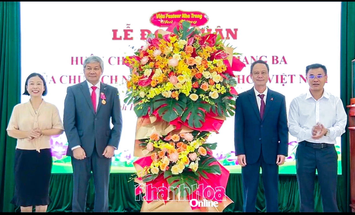 Lãnh đạo Viện Pasteur Nha Trang tặng hoa chúc mừng Giáo sư Yoshida Lay Myint.