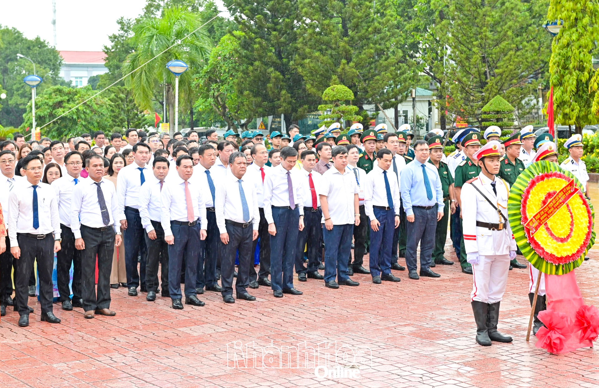 Các đại biểu dâng hoa tại Tượng đài Bác Hồ.