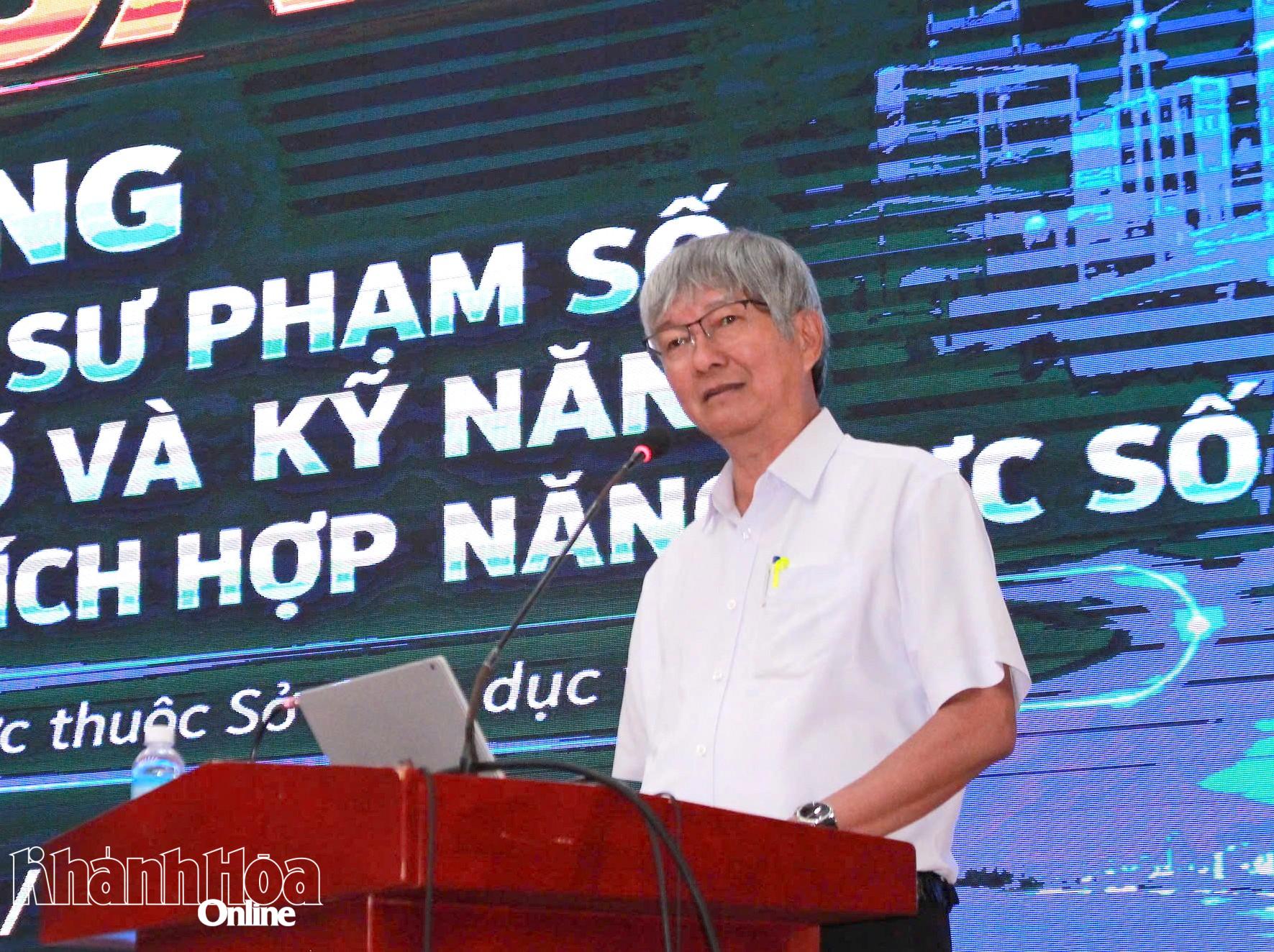 Lãnh đạo Sở Giáo dục và Đào tạo phát biểu tại lớp bồi dưỡng. 