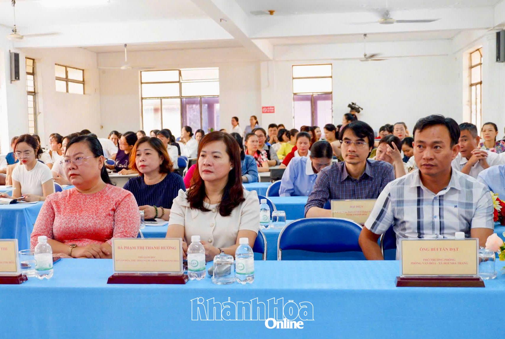 Các đại biểu tham dự lễ khai mạc.