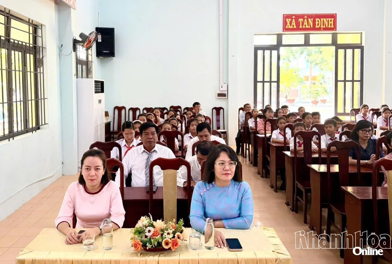 Các đại biểu tham dự lễ khai mạc. 