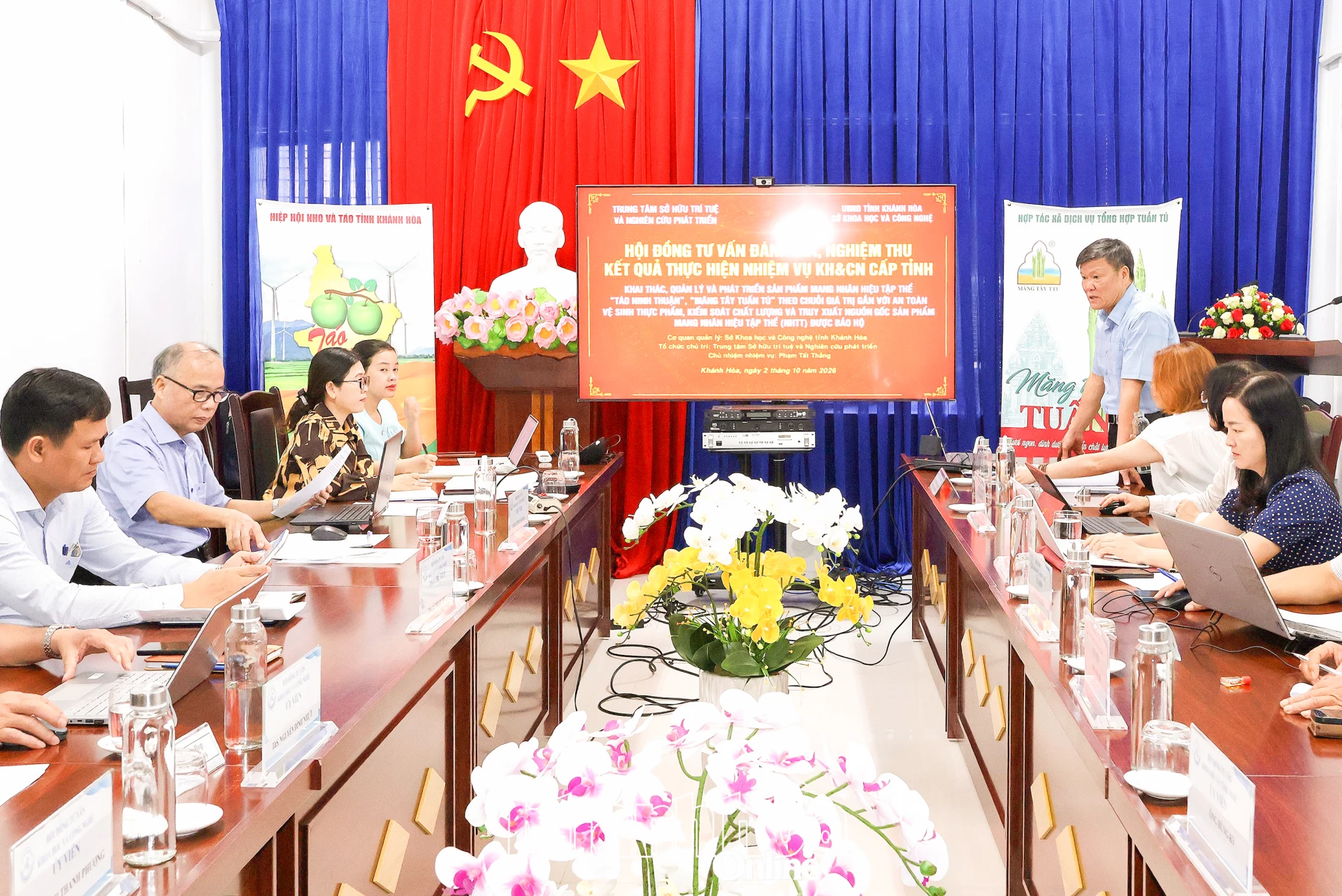 Đại diện nhóm nghiên cứu trình bày nhiệm vụ.