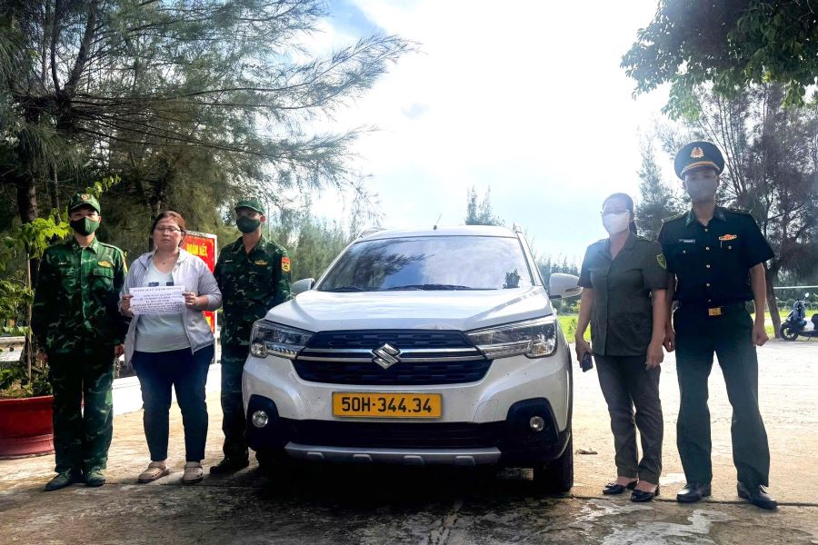 Đối tượng Lê Thị Phương Tâm cùng tang vật (ô tô).