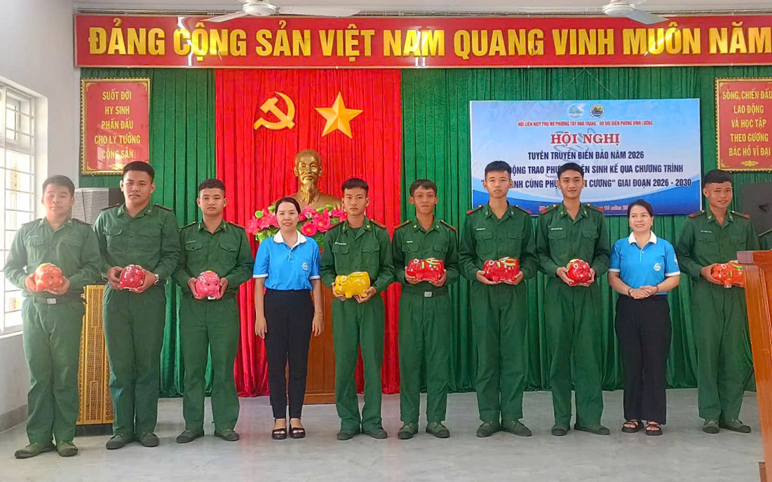 Hội Liên hiệp Phụ nữ phường Tây Nha Trang tặng heo đất cho  các chiến sĩ Đồn biên phòng Vĩnh Lương.