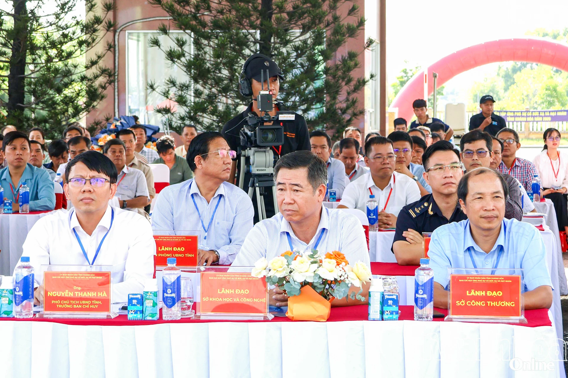 Đồng chí Nguyễn Thanh Hà – Phó Chủ tịch UBND tỉnh, Trưởng Ban Chỉ huy ứng phó sự cố bức xạ và hạt nhân tỉnh và các đại biểu theo dõi buổi diễn tập.