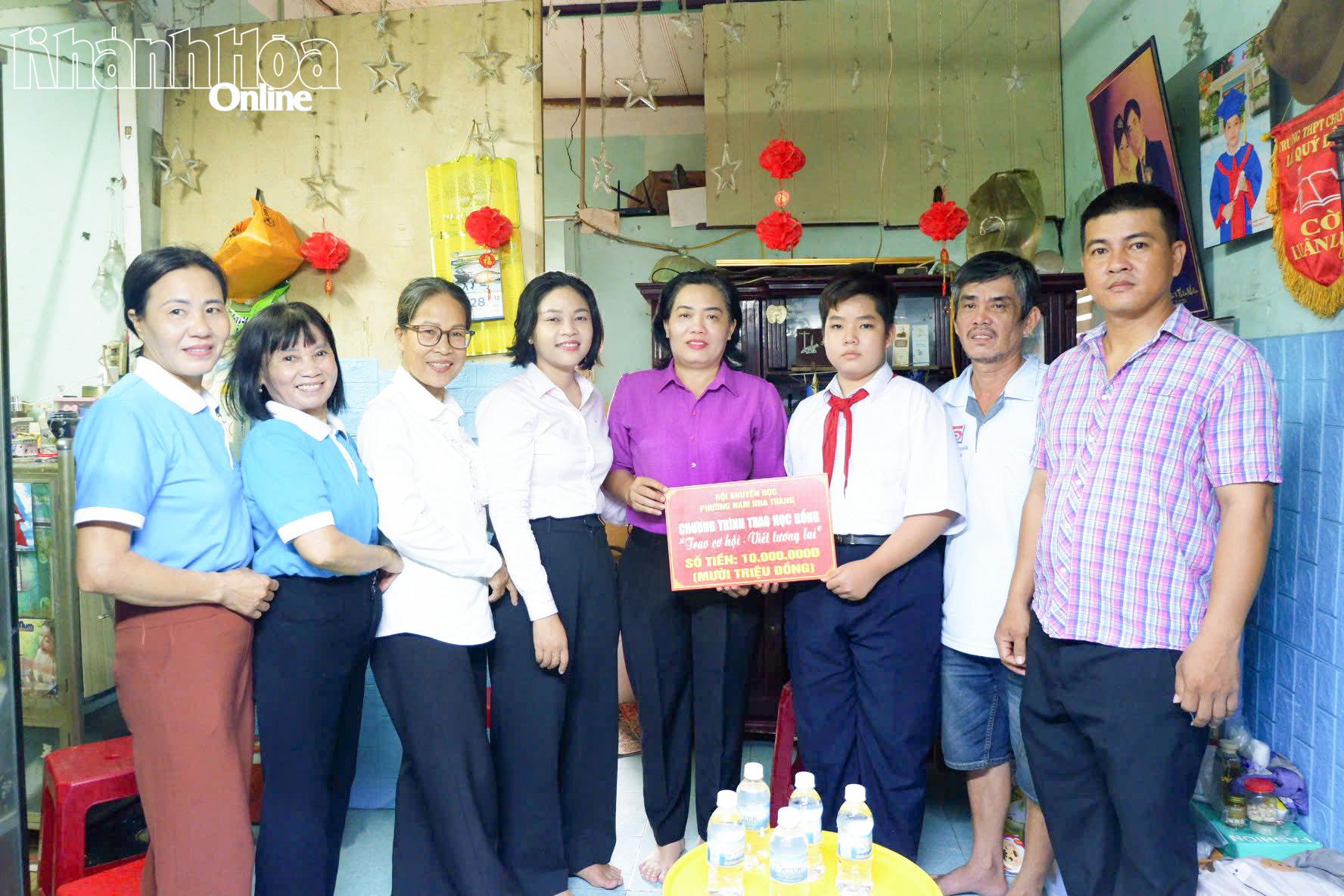 Lãnh đạo Ủy ban MTTQ Việt Nam phường trao học bổng cho em Bùi Đại Vỹ.