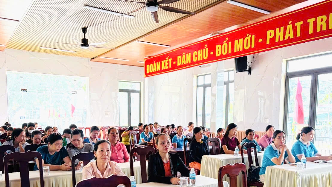 Các cán bộ, hội viên phụ nữ tham gia hội nghị.