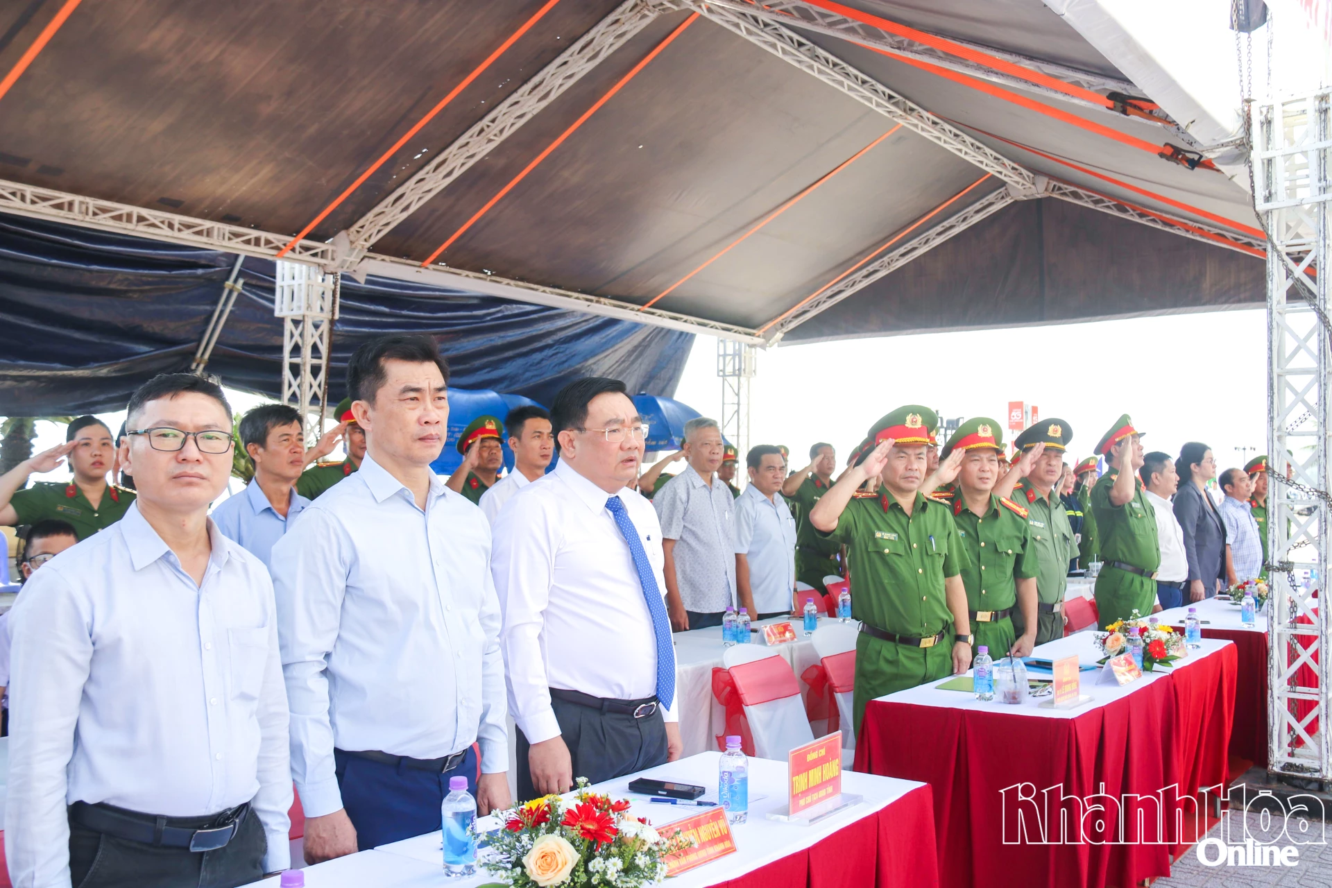 Đồng chí Trịnh Minh Hoàng và các đại biểu thực hiện nghi thức chào cờ.
