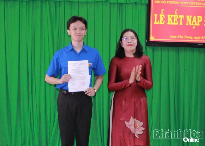 Chi bộ Trường THPT Chuyên Lê Quý Đôn - Nam Nha Trang kết nạp 3 đảng viên mới