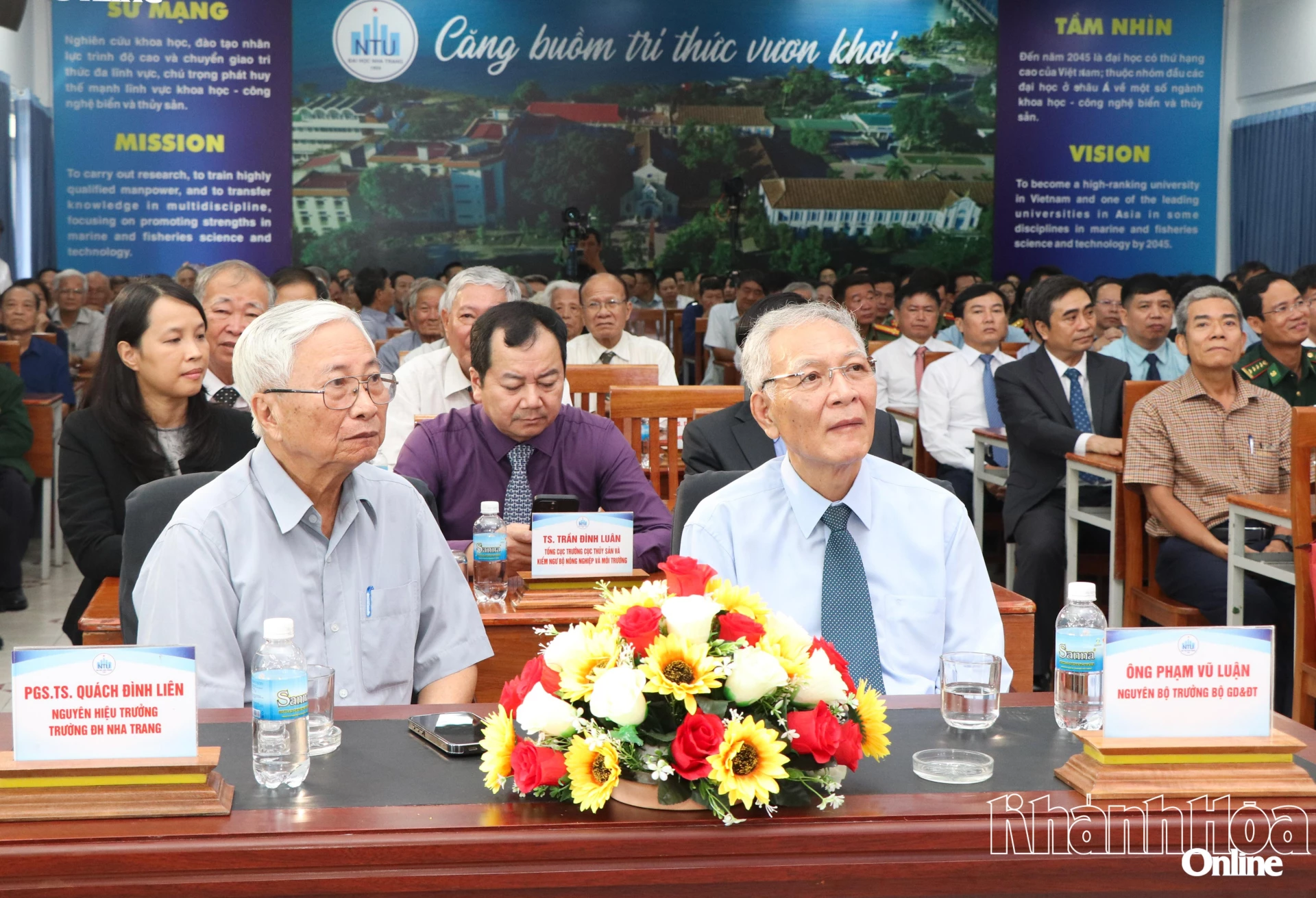 Đồng chí Phạm Vũ Luận (bên phải) và các đại biểu tham dự lễ kỷ niệm.