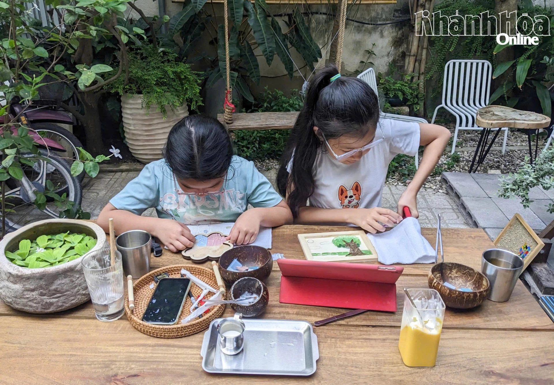Các bạn trẻ say sưa làm tranh mosaic.