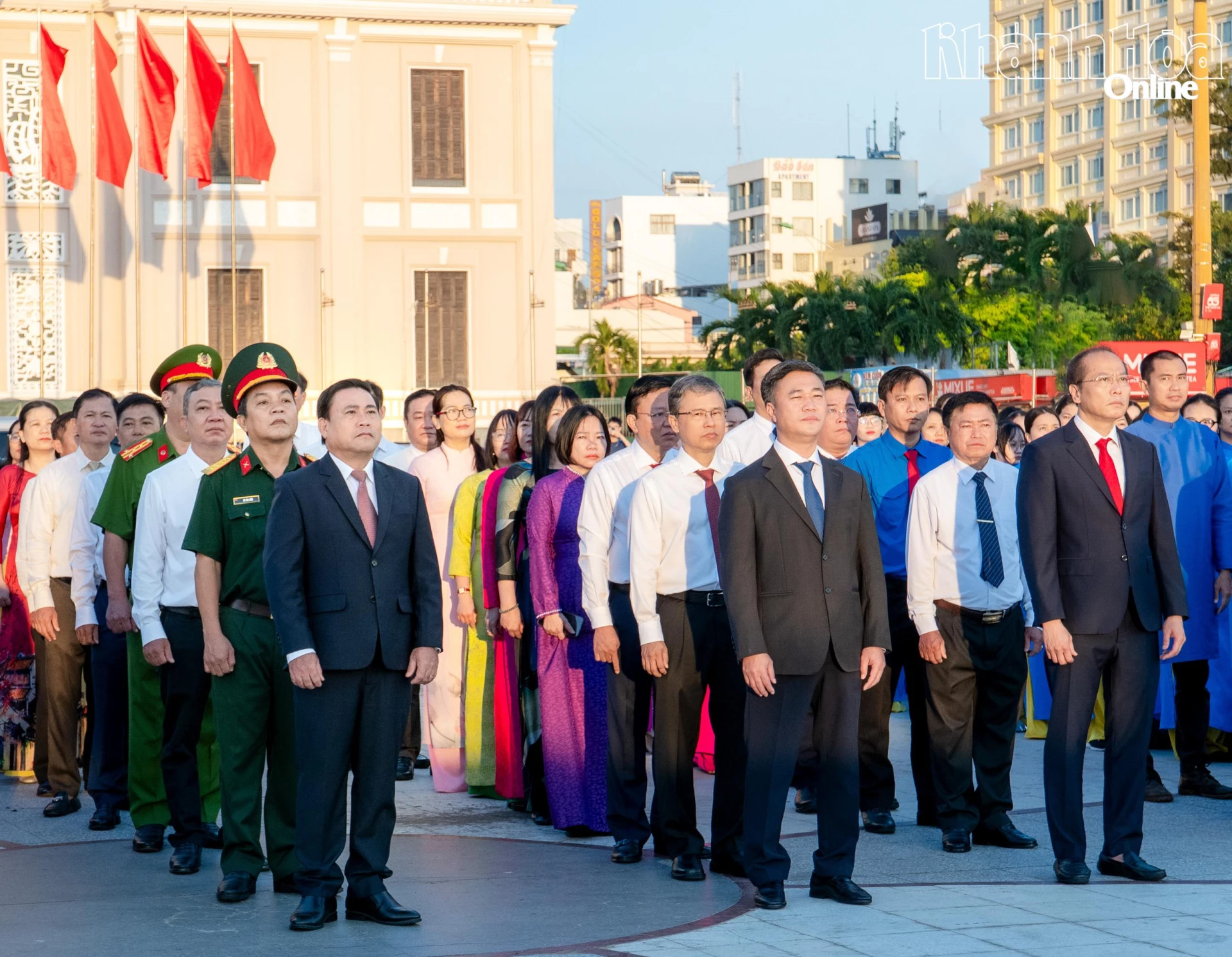 Các đồng chí lãnh đạo tỉnh tham dự lễ chào cờ.