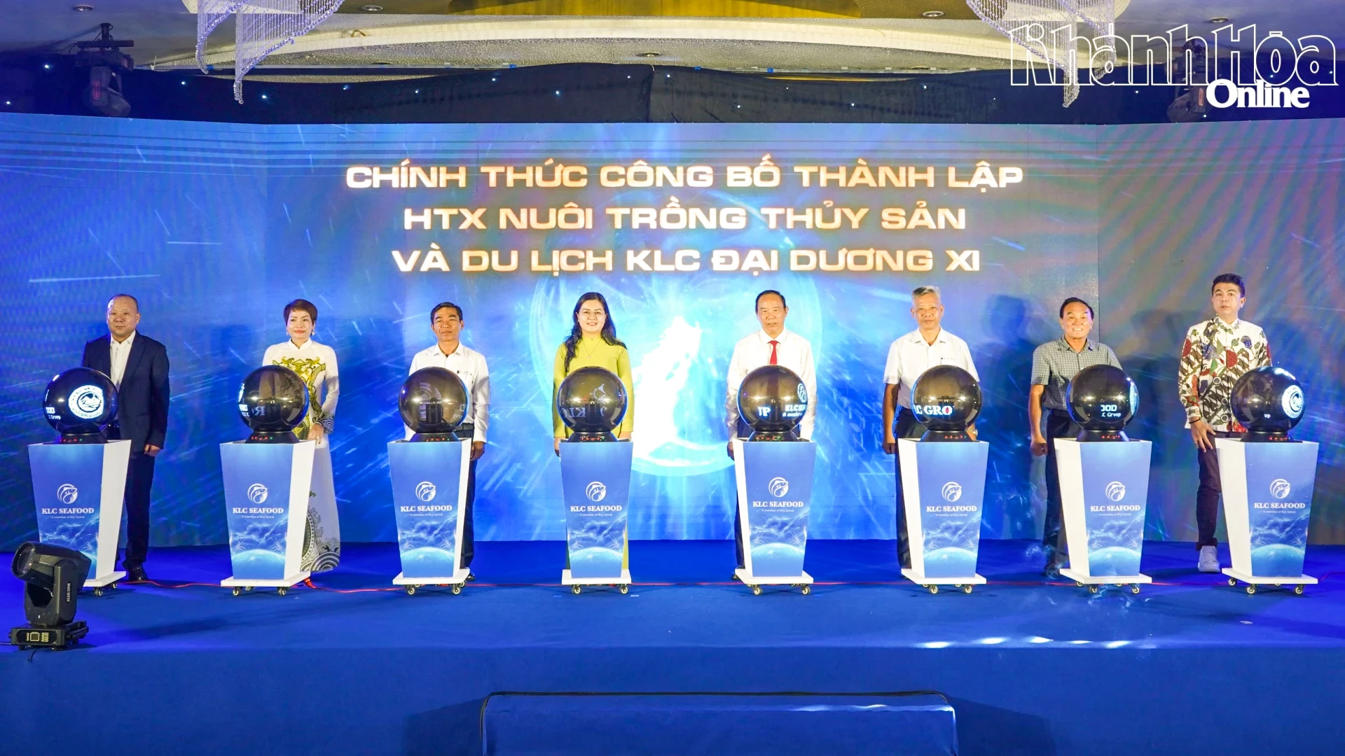 Các đại biểu thực hiện nghi thức thành lập Hợp tác xã Nuôi trồng Thủy sản và Du lịch KLC Đại Dương XI.