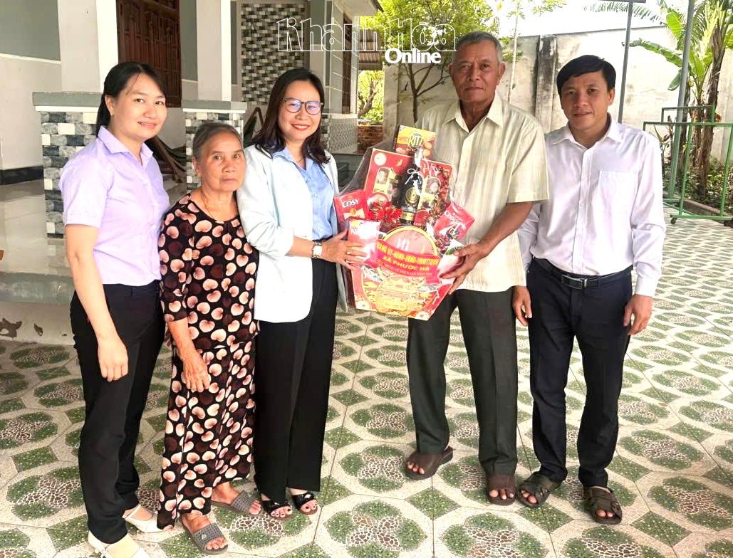 Bà Trần Đỗ Oanh - Bí thư Đảng ủy xã Phước Hà tặng quà cho gia đình lãnh đạo qua các thời kỳ trong đồng bào Chăm theo đạo Bàlamôn nhân dịp Lễ hội Katê.