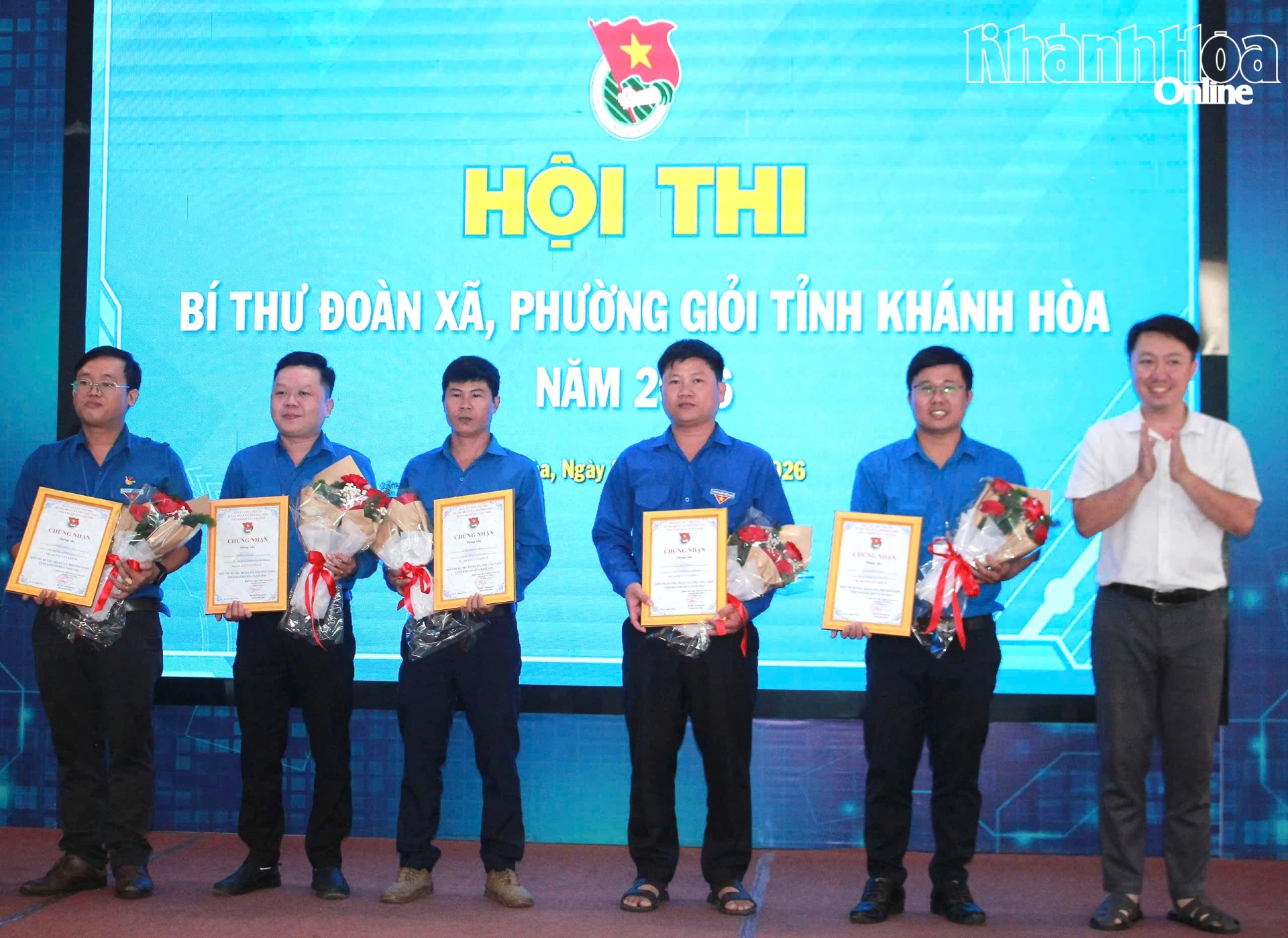 Ban tổ chức trao giải khuyến khích cho các thí sinh.