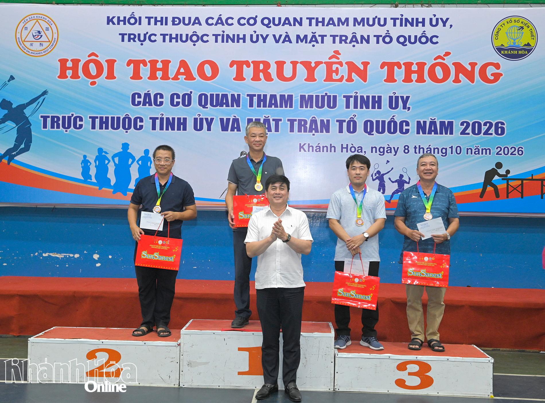 Đại diện Ban tổ chức trao huy chương, giải thưởng cho các vận động viên đơn nam bóng bàn.