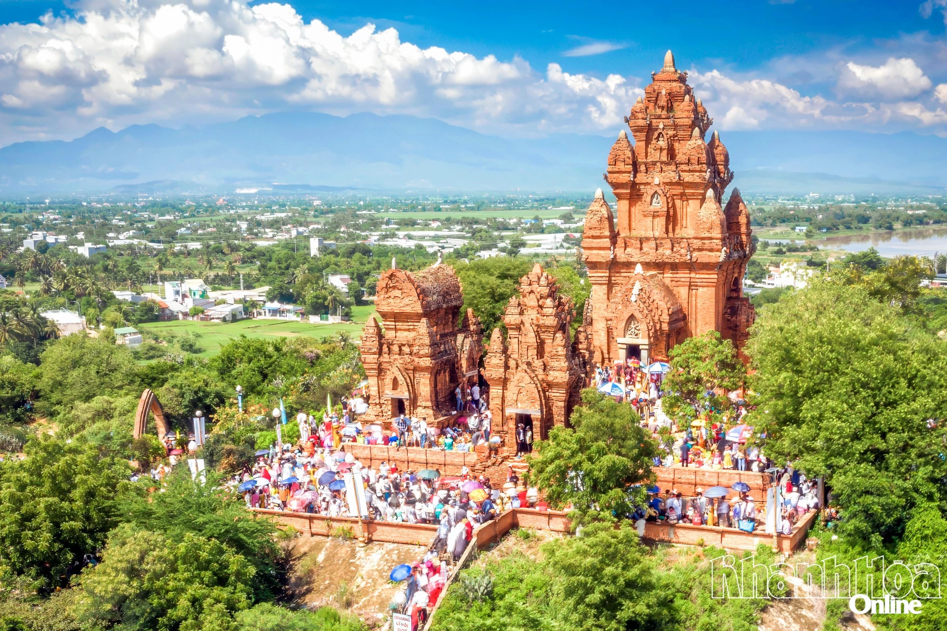 Toàn cảnh tháp Pô Klong Garai trong ngày hội Katê.