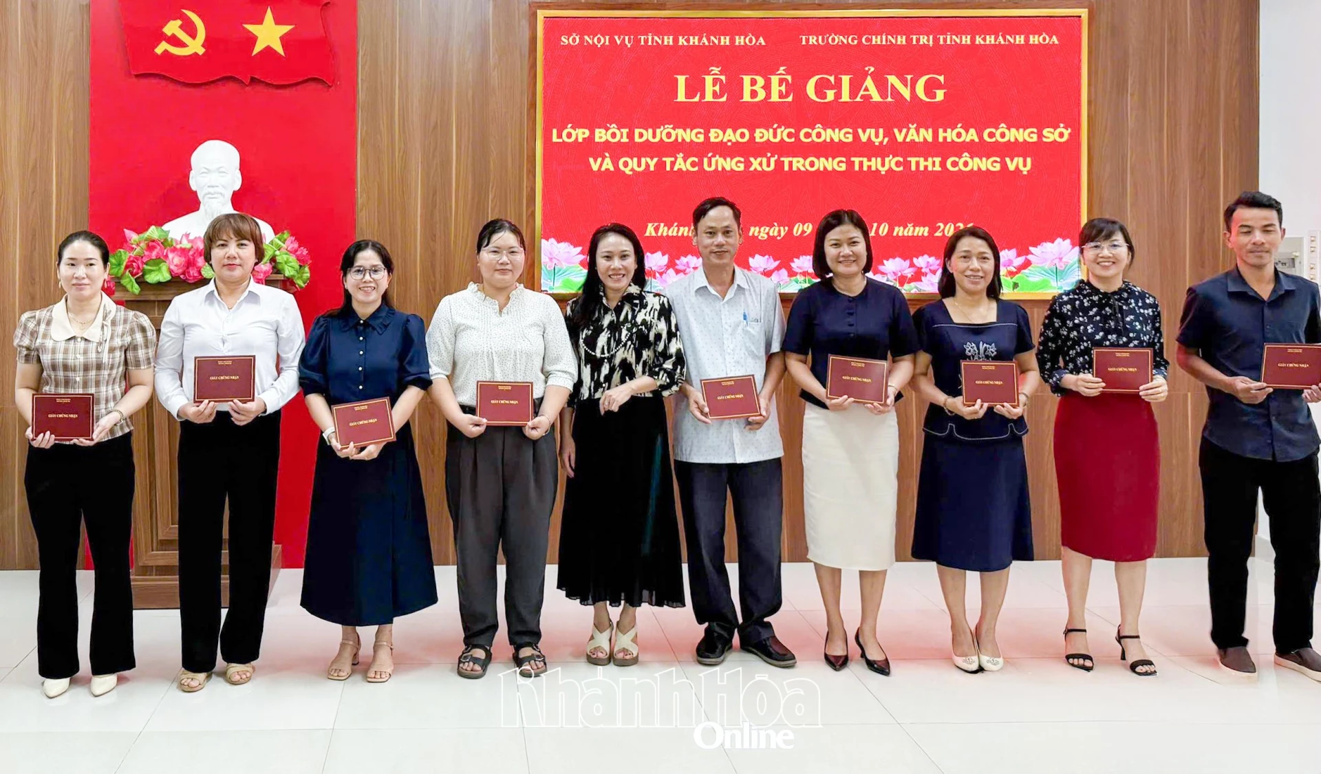 Lãnh đạo Trường Chính trị tỉnh trao giấy chứng nhận cho các học viên.