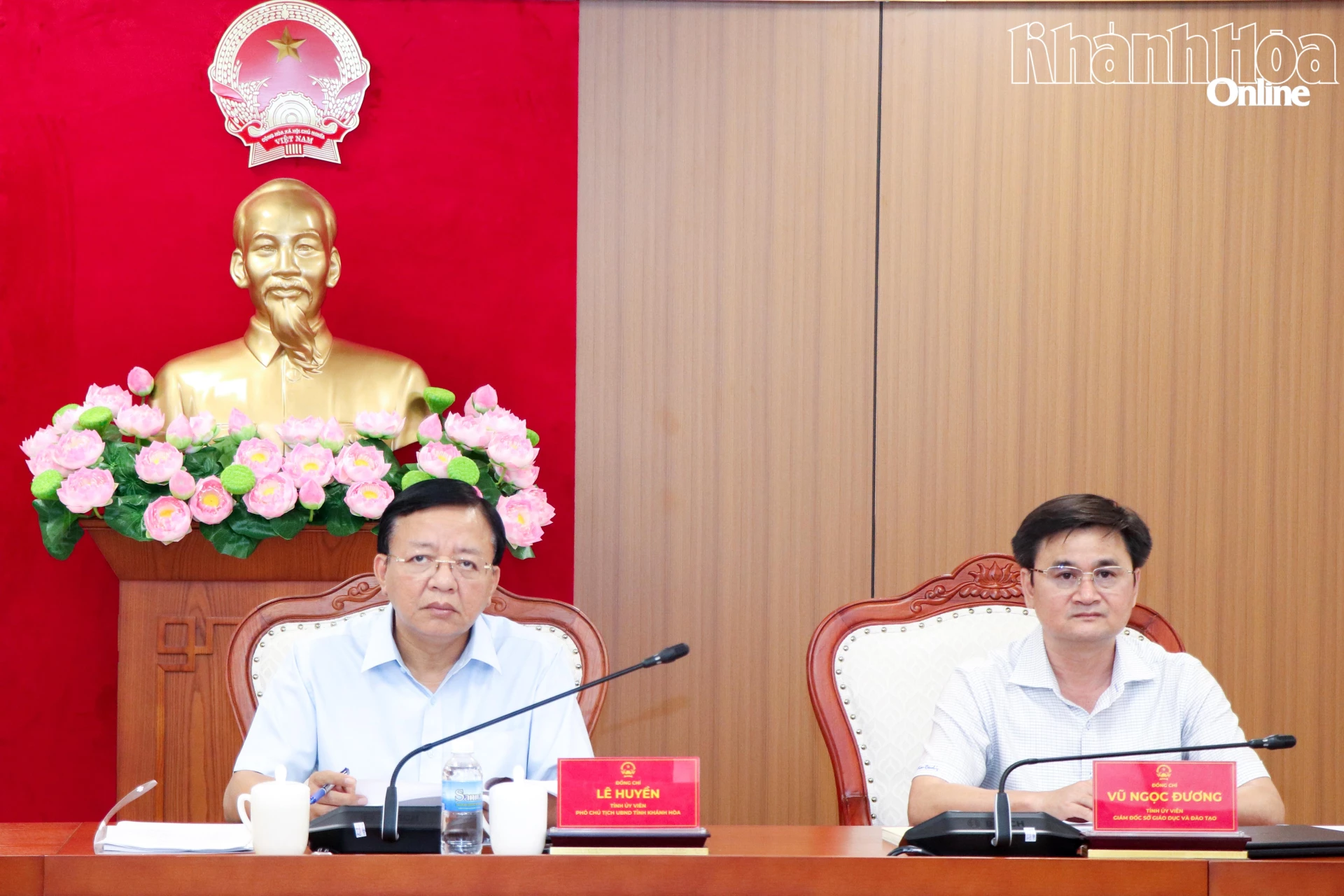 Đồng chí Lê Huyền tham dự cuộc họp tại điểm cầu Khánh Hòa.