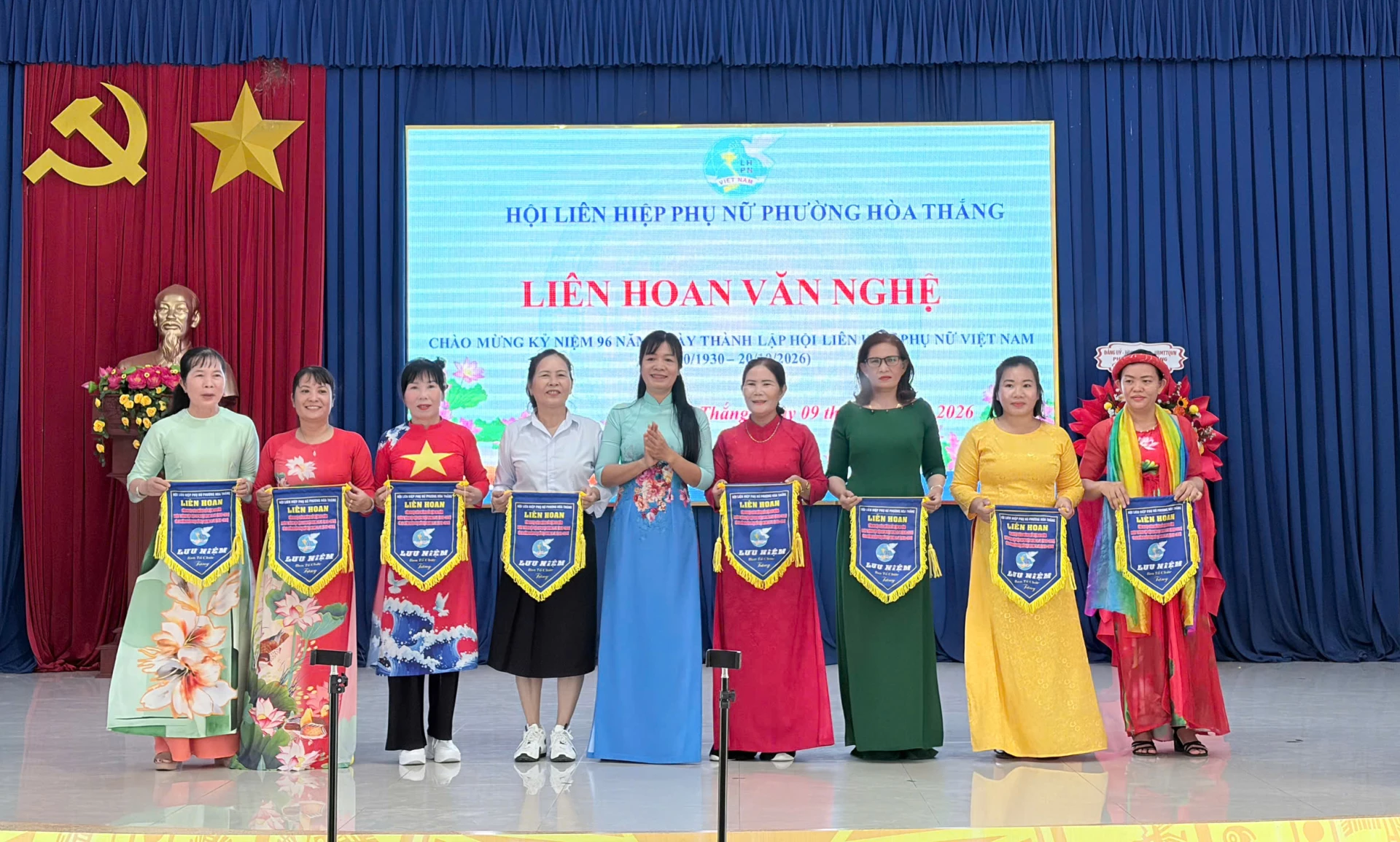 Lãnh đạo Hội Liên hiệp Phụ nữ phường tặng cờ lưu niệm cho các đội dự thi.