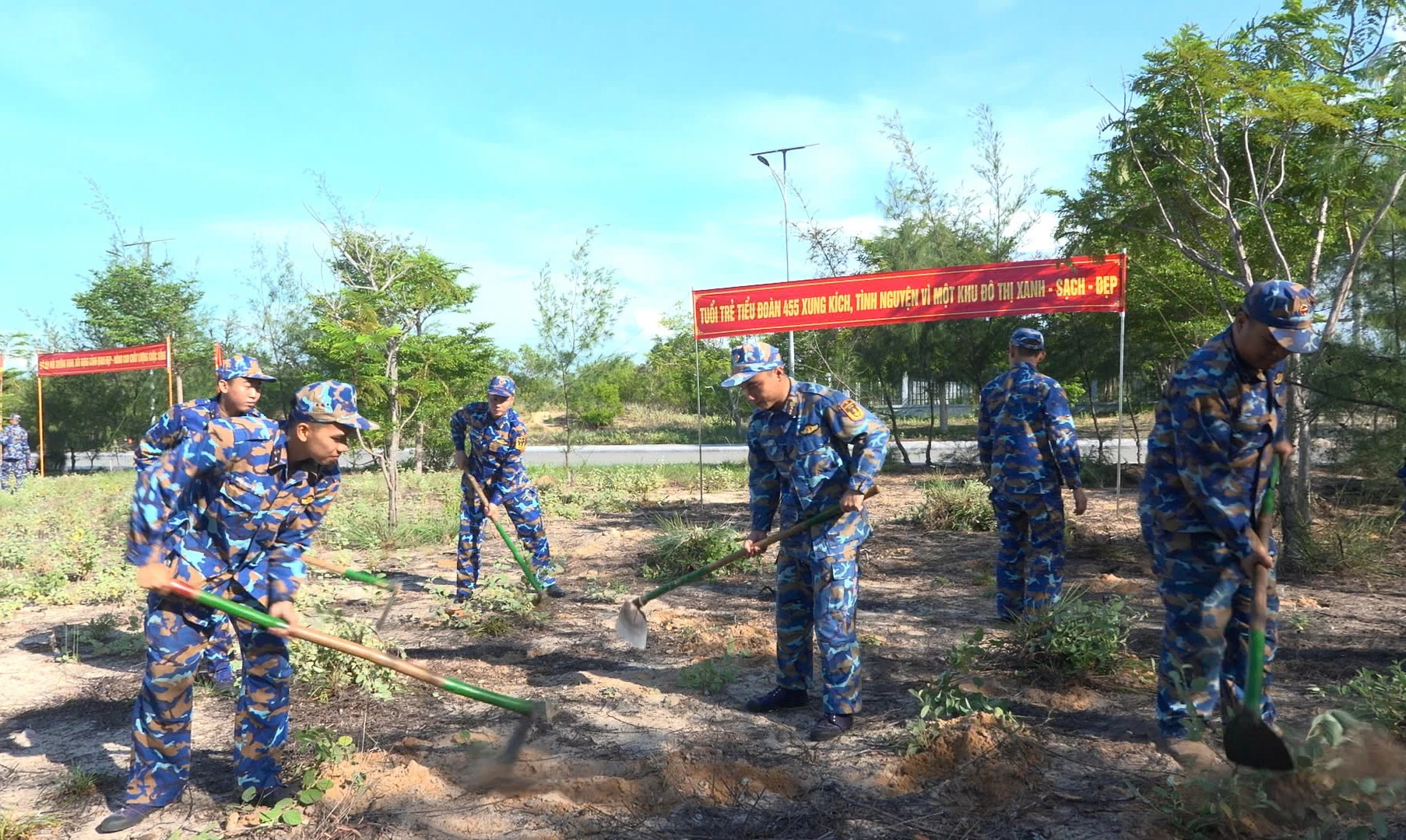 2.	Cán bộ, đoàn viên, thanh niên phát quang, thu gom cỏ, rác tại khu vực xây dựng vườn rau.