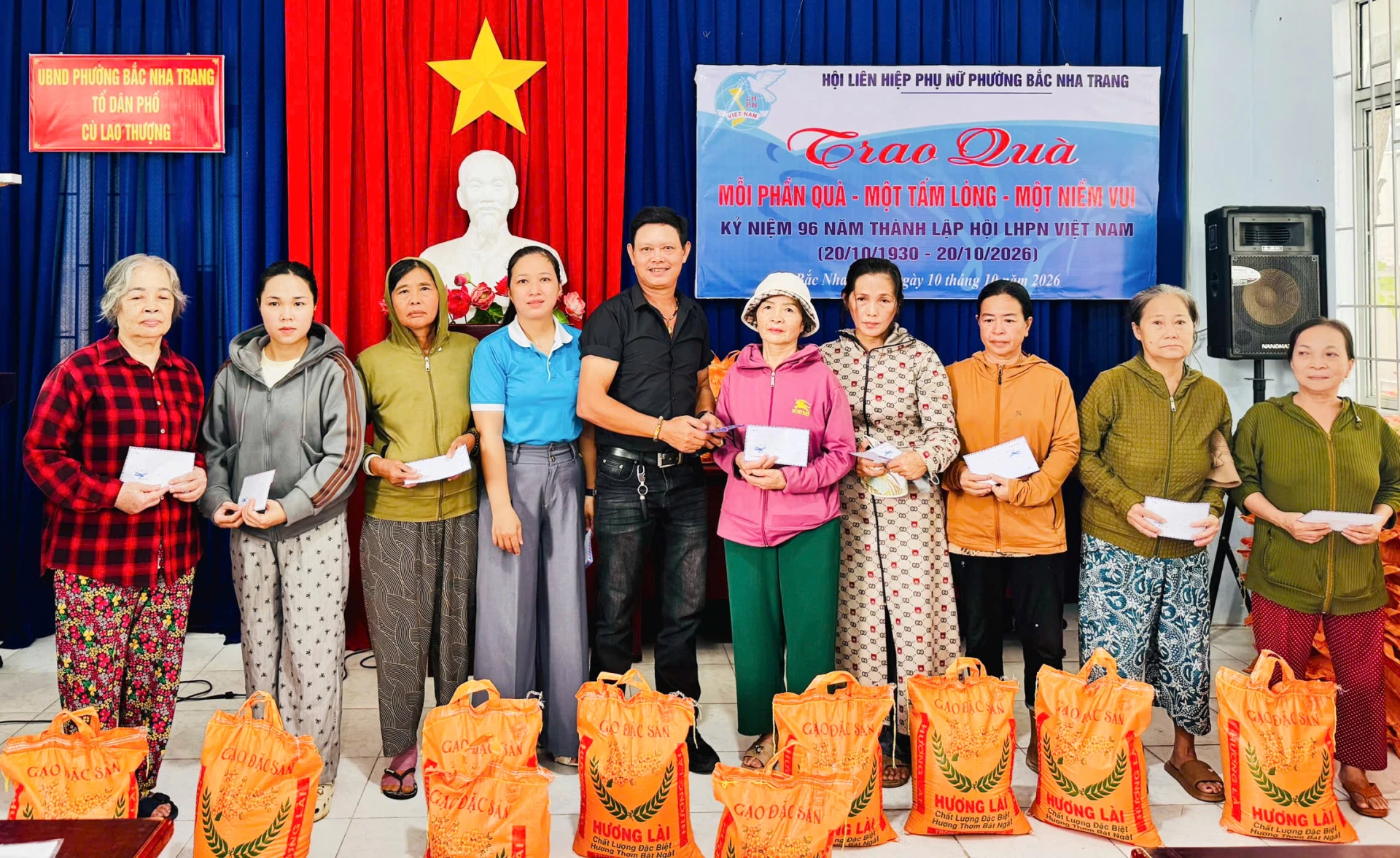 Lãnh đạo Hội Liên hiệp Phụ nữ phường và mạnh thường quân cho hội viên, phụ nữ có hoàn cảnh đặc biệt khó khăn.