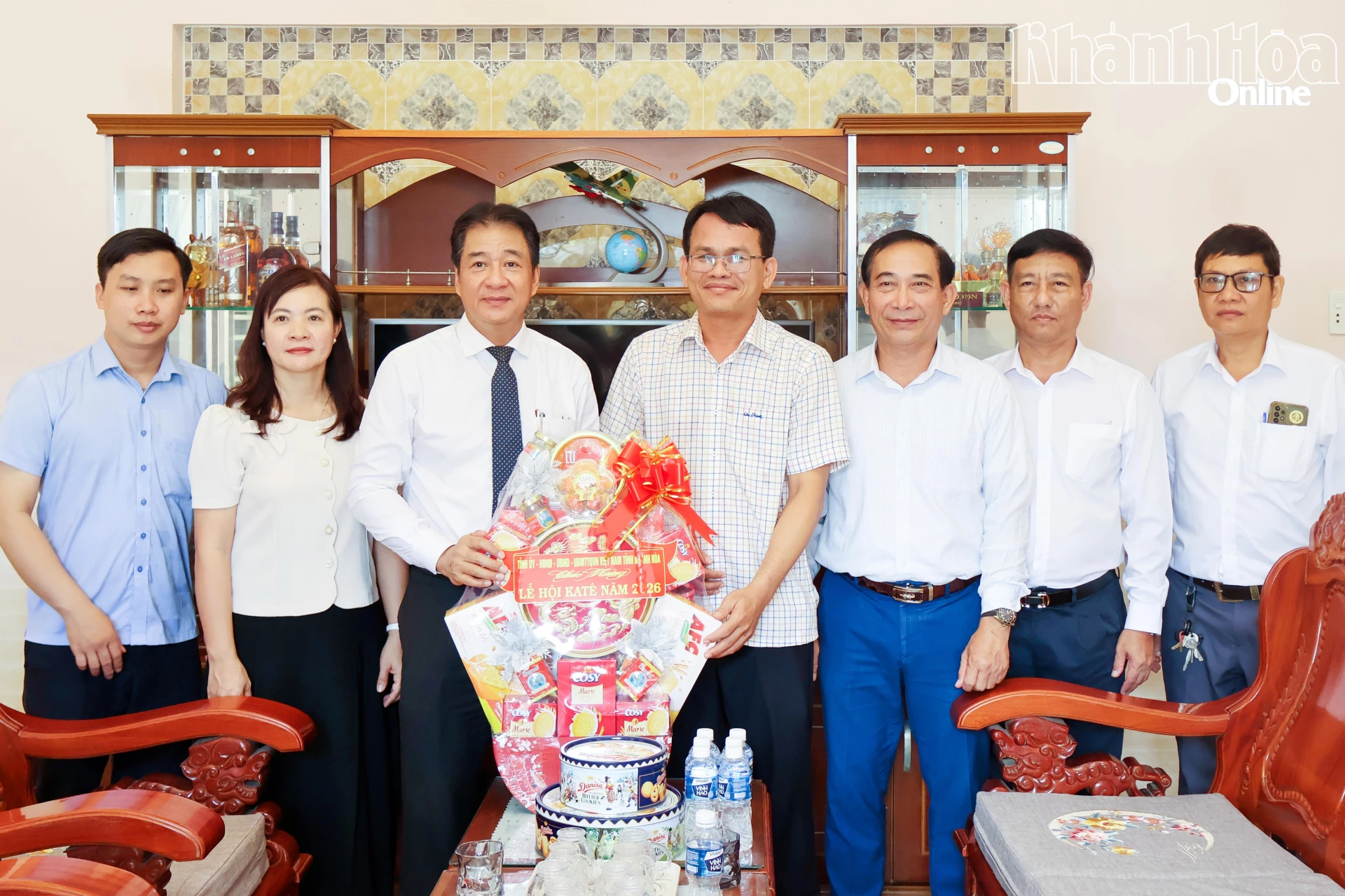 Đồng chí Nguyễn Long Biên tặng quà cho gia đình ông Đàng Năng Tom.