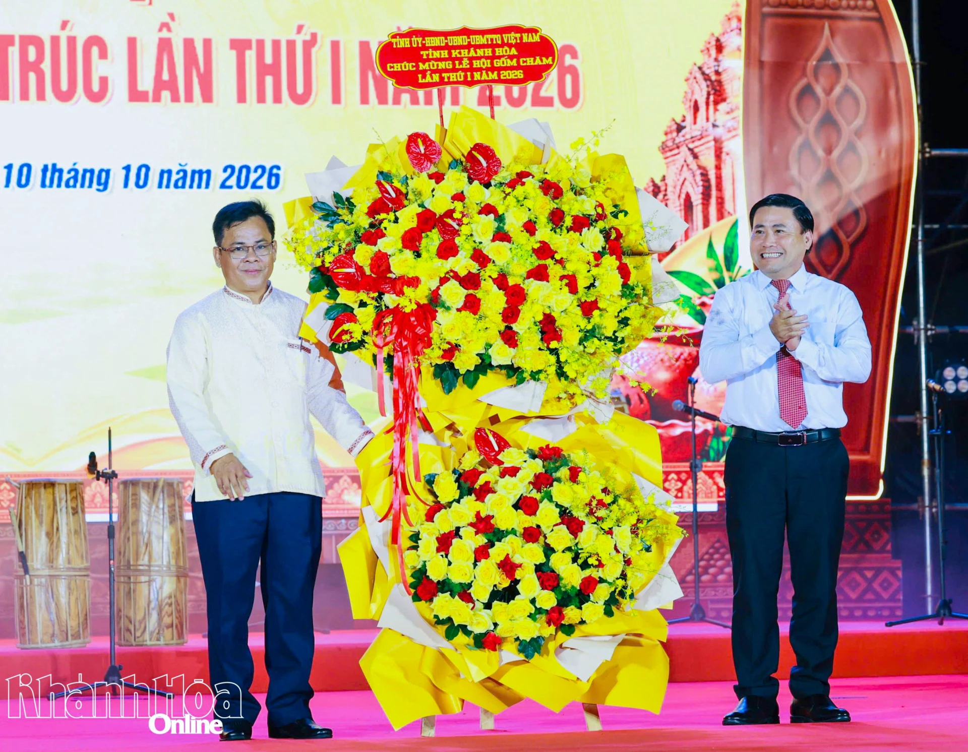 Thay mặt lãnh đạo tỉnh, đồng chí Lâm Đông tặng lẵng hoa chúc mừng xã Ninh Phước tổ chức Lễ hội Gốm Chăm Bàu Trúc lần thứ I năm 2026.