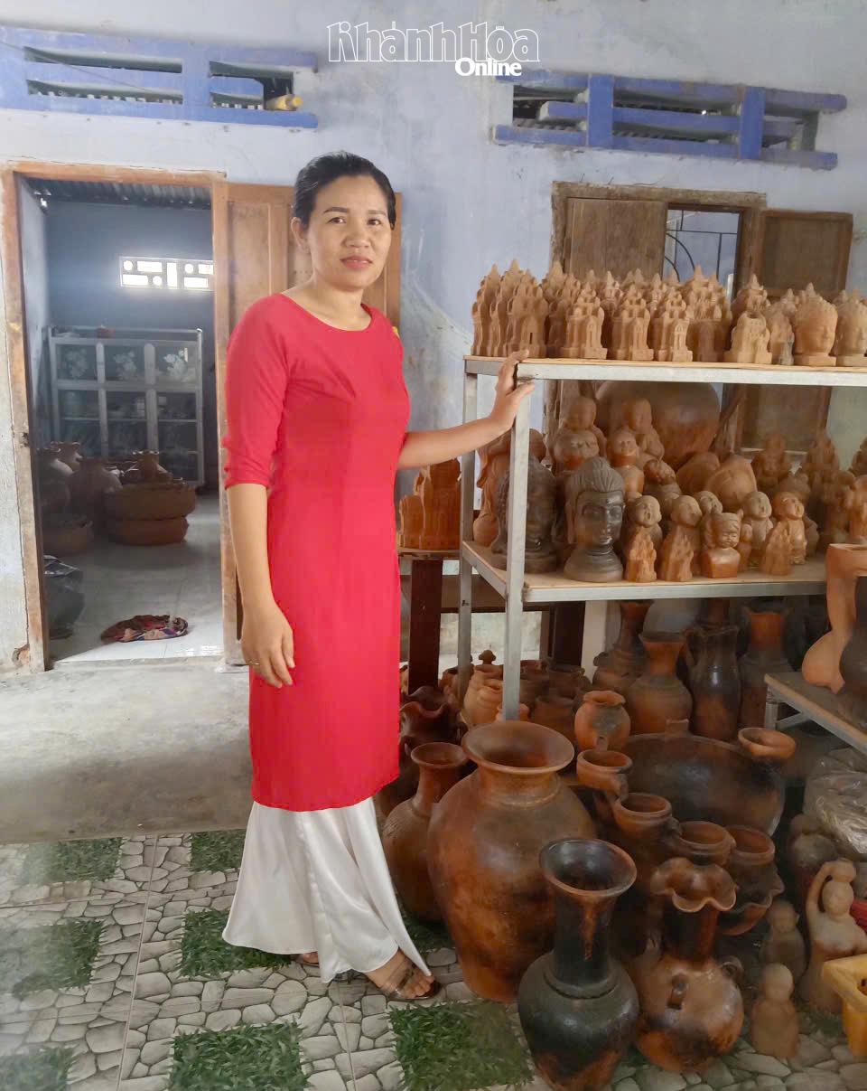 Cơ sở gốm Hải Âu của gia đình bà Đàng Thị Minh Trọng từng bước ứng dụng công nghệ số vào quảng bá, kinh doanh, góp phần mở rộng thị trường tiêu thụ sản phẩm.