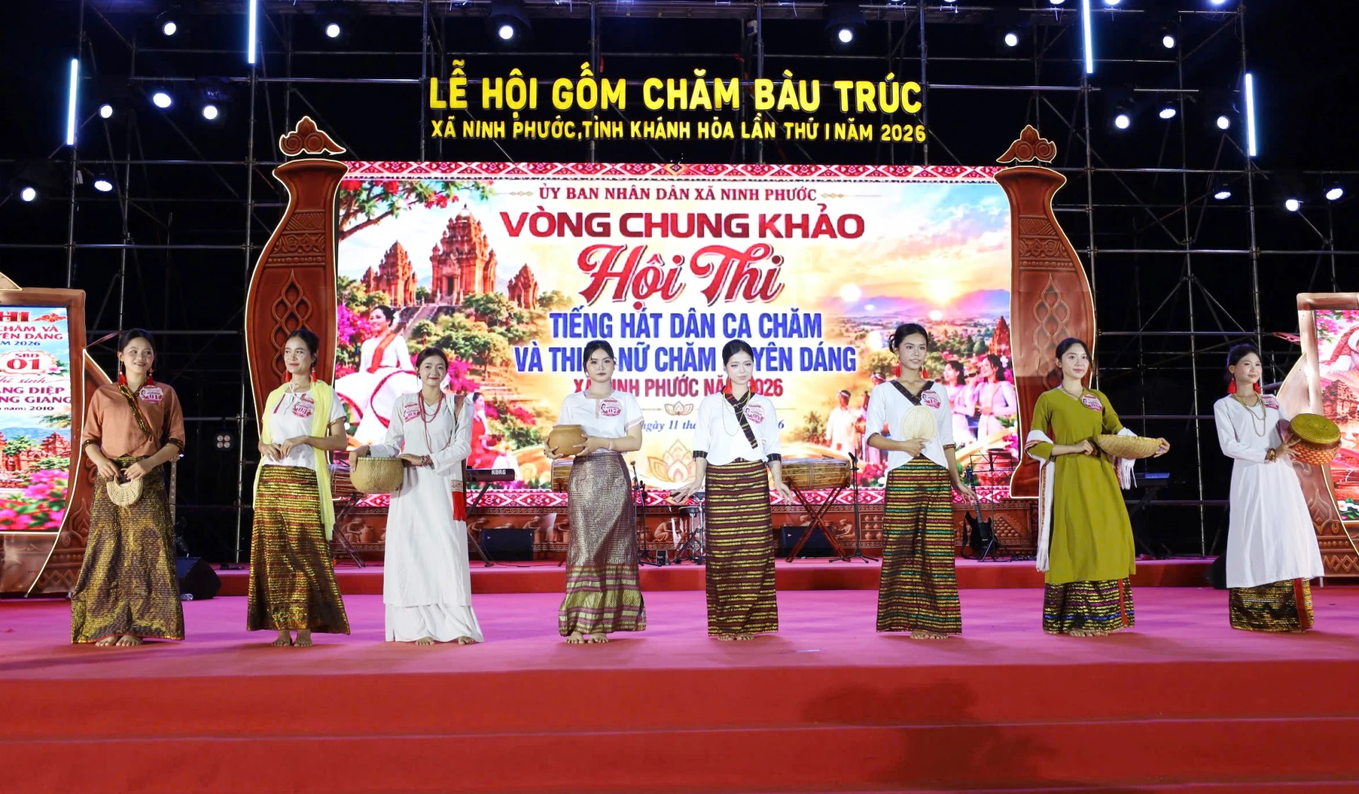 Các thí sinh trình diễn trang phục đời thường tại phần thi Thiếu nữ Chăm duyên dáng.