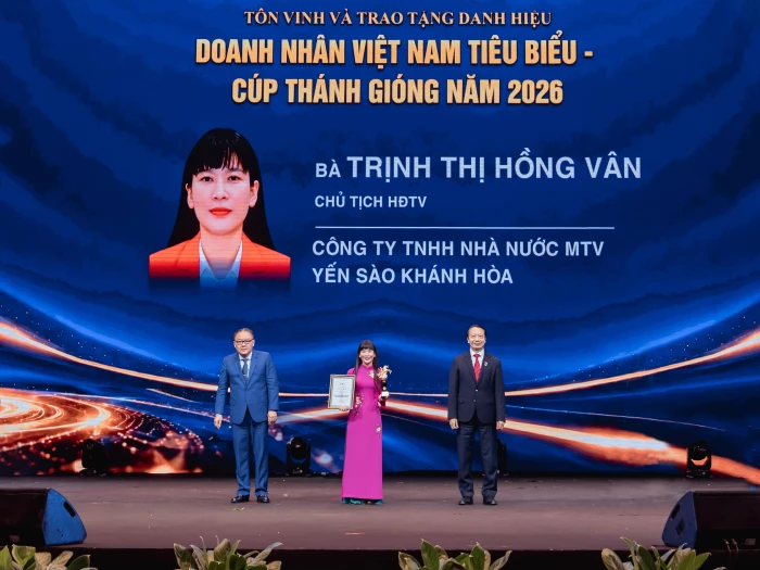 Bà Trịnh Thị Hồng Vân - Chủ tịch Hội đồng thành viên Công ty Yến sào Khánh Hòa được vinh danh 
